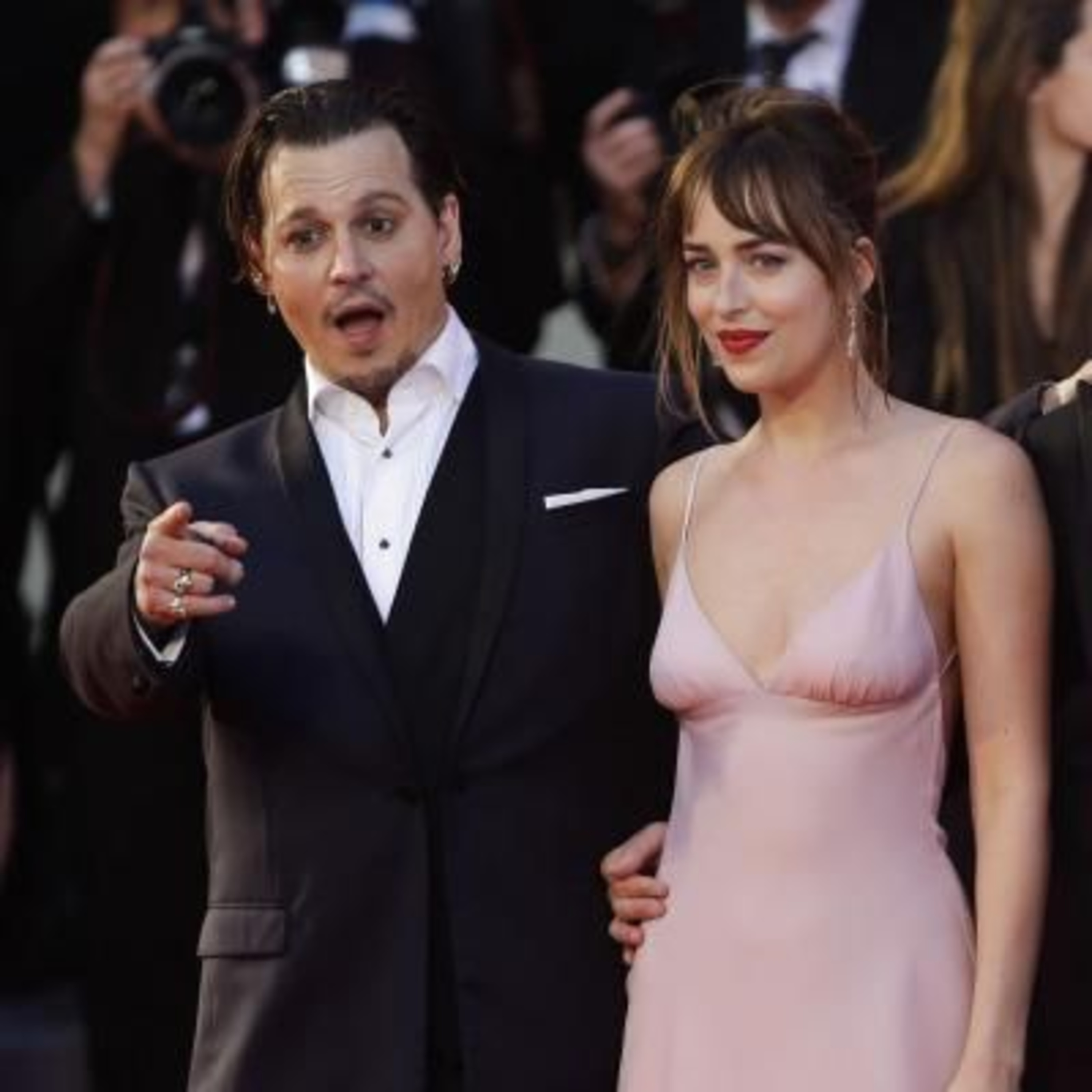 Vụ Depp - Heard bất ngờ xuất hiện tình tiết mới: Dakota Johnson bị réo tên liên tục, chuyện gì đây? episode artwork
