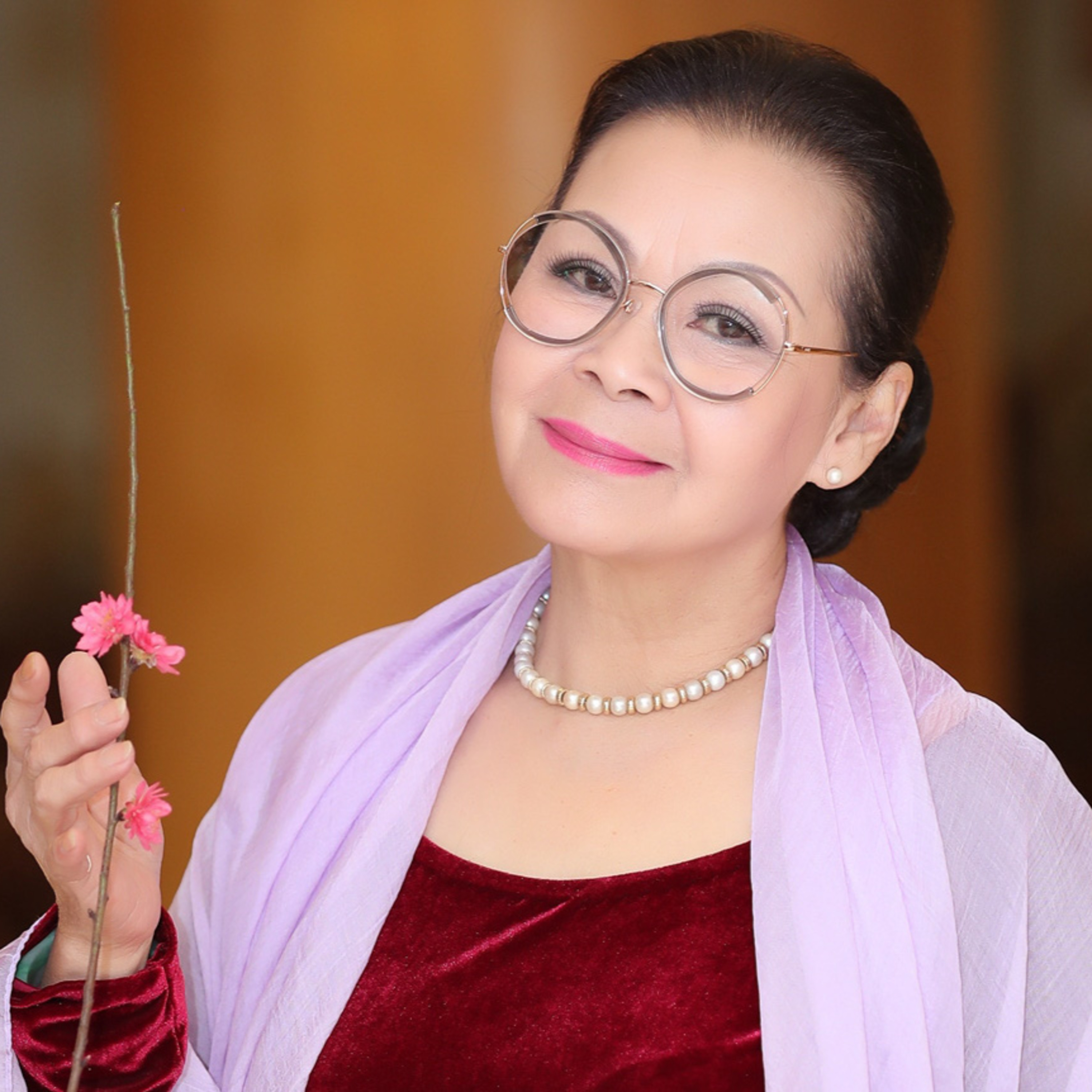 Khánh Ly hát “Gia tài của mẹ” không xin phép, bị Sở Văn hóa tuýt còi, mời làm việc episode artwork