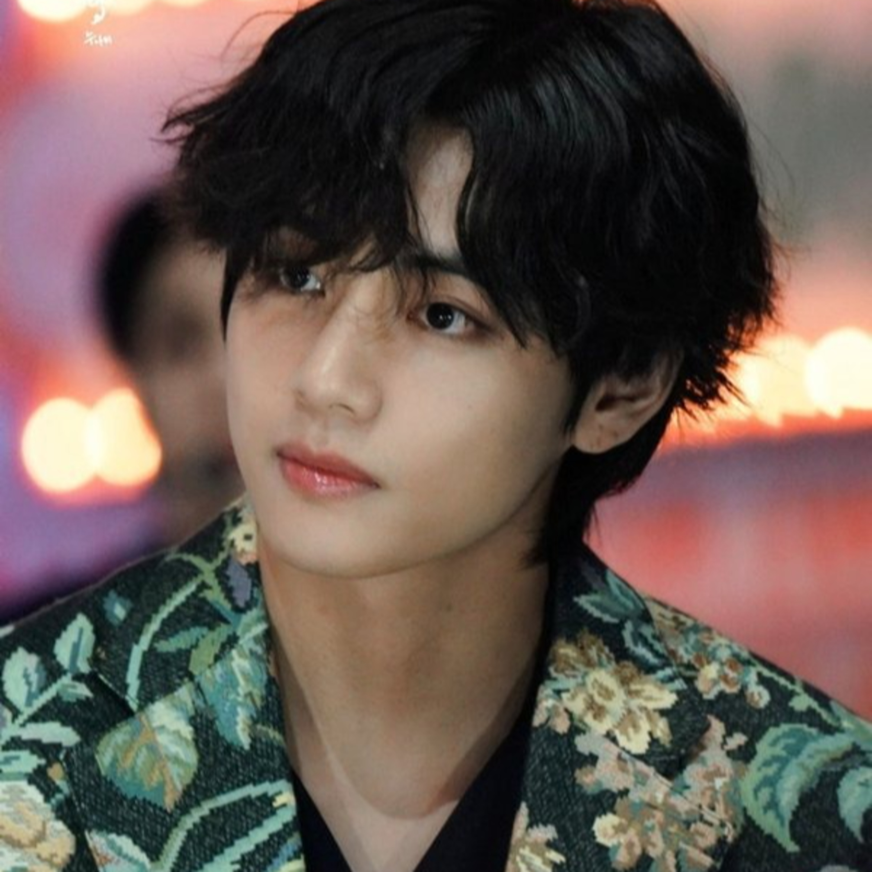 V (BTS) vẫn được bảo vệ dù có thái độ lạnh lùng với fan ở sân bay, lý do là gì? episode artwork