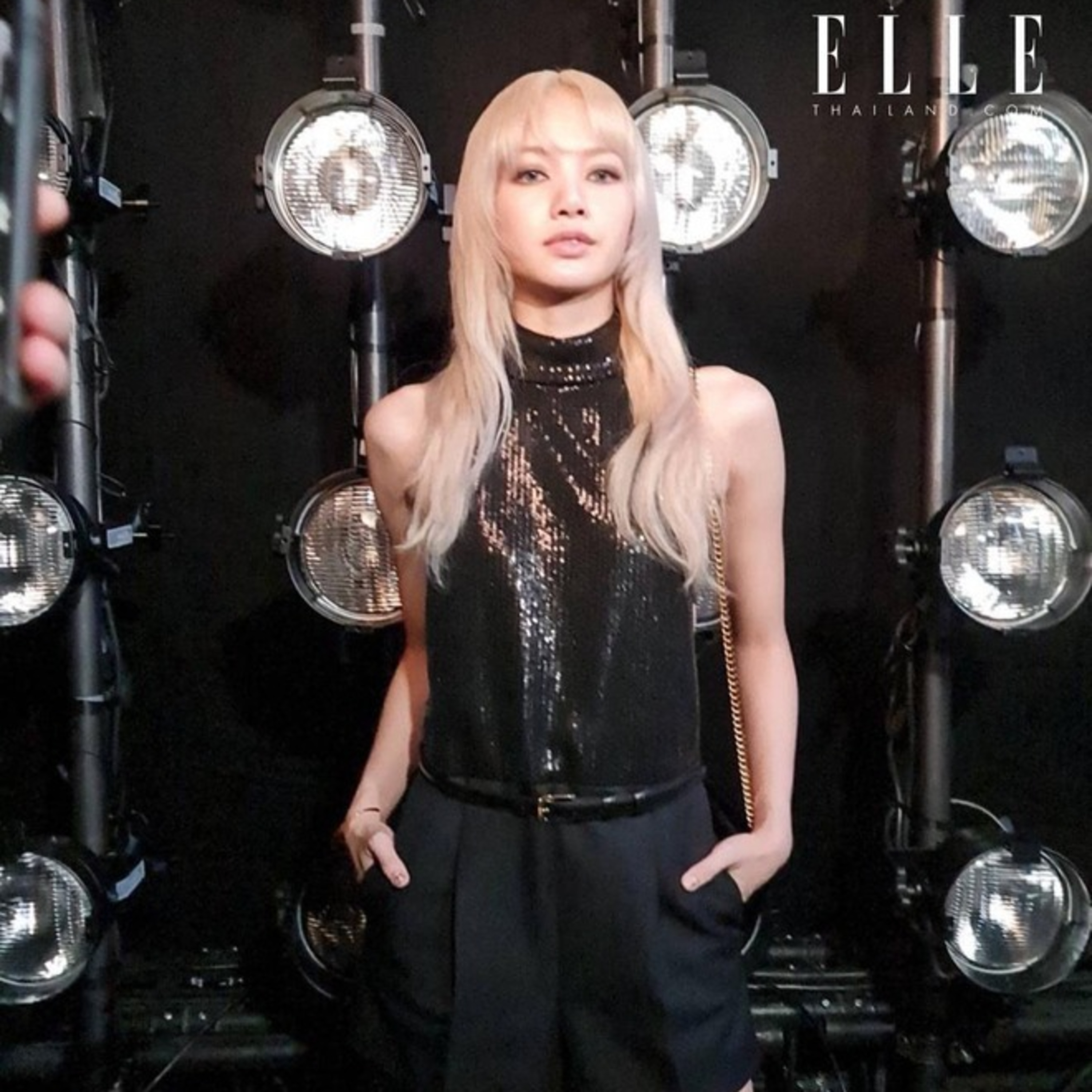 Lisa (BLACKPINK) được đính chính thông tin không chính xác sau chuyến công tác cùng V (BTS) episode artwork