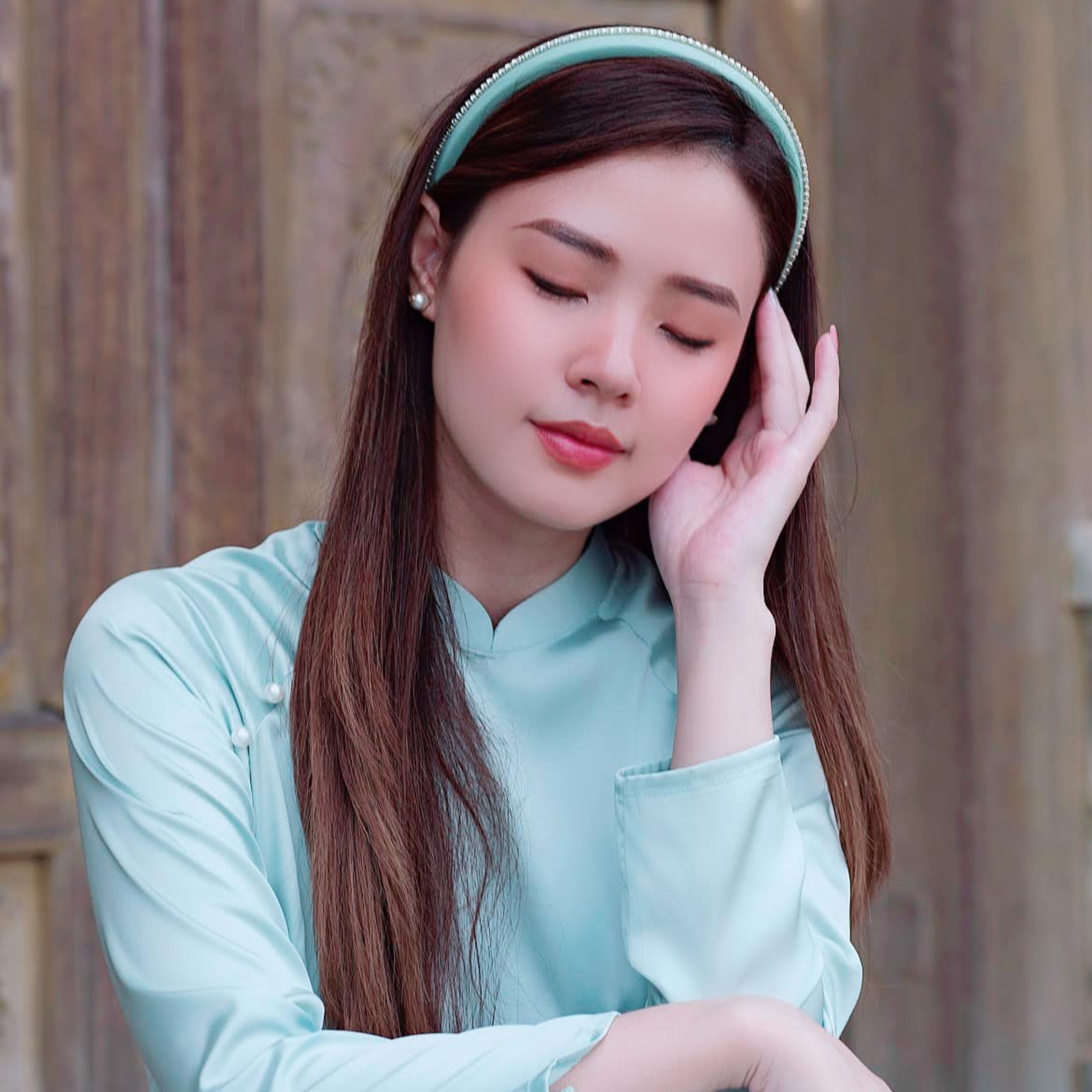 Midu diện áo dài che chắn kín đáo sau khi bị chê "mất chất nhà giáo" mặc hở và xăm hình episode artwork
