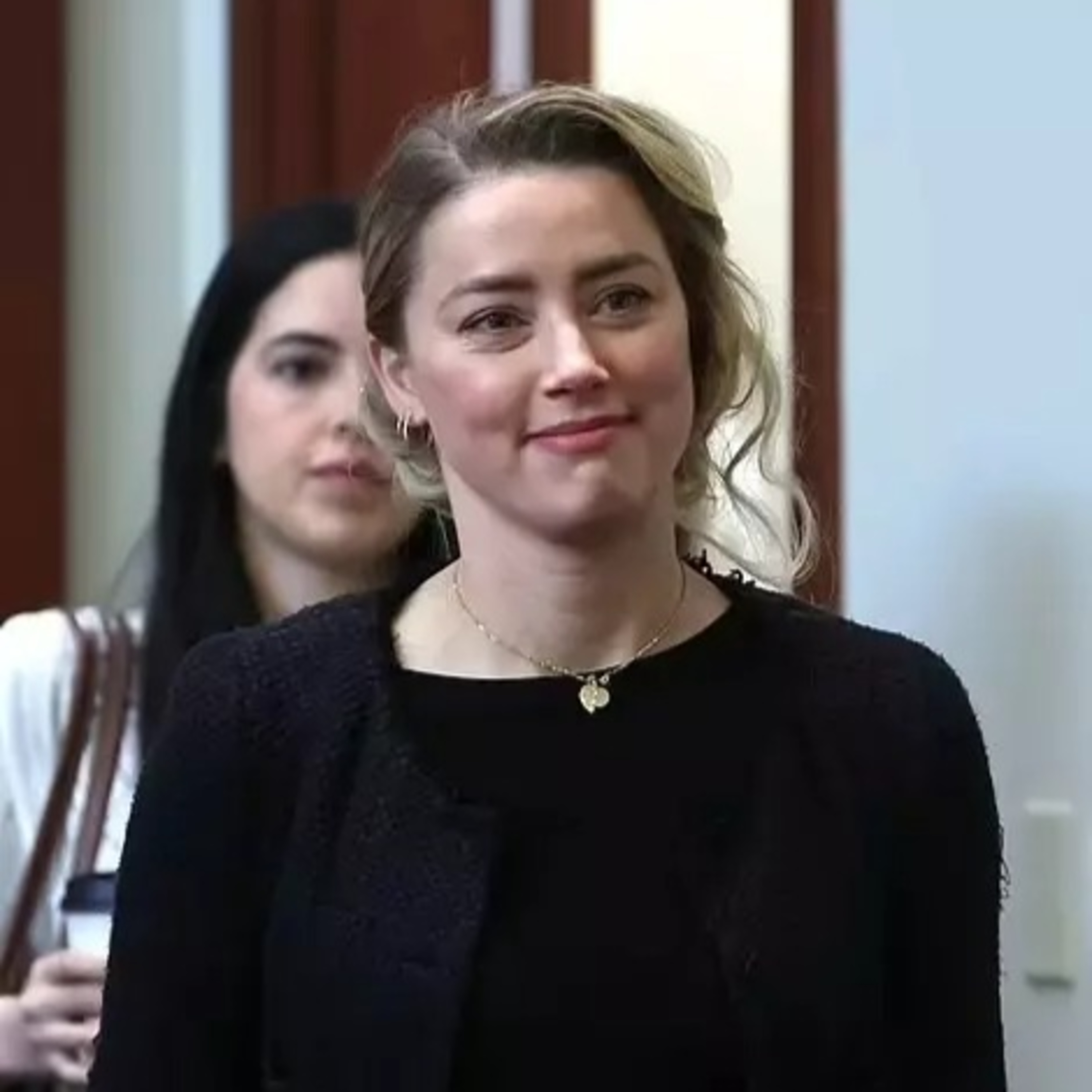 Amber Heard bị điều tra khẩn, Johnny Depp suýt liệt nửa người khi đóng Cướp biển vùng Caribbean  episode artwork