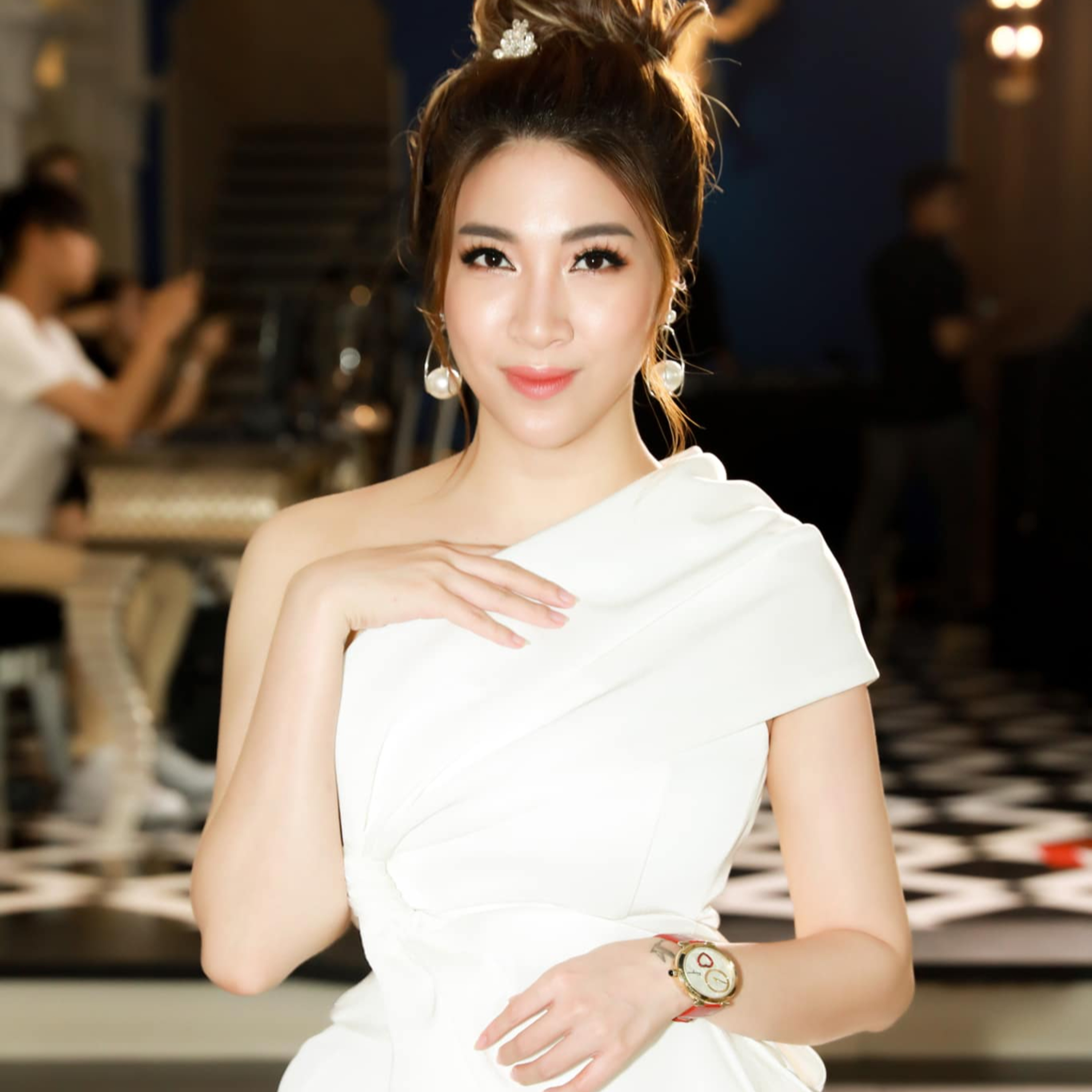 Pha Lê phát ngôn tranh cãi về đàn ông “bóc bánh trả tiền”, giữa bão scandal của 2 nghệ sĩ nổi tiếng episode artwork