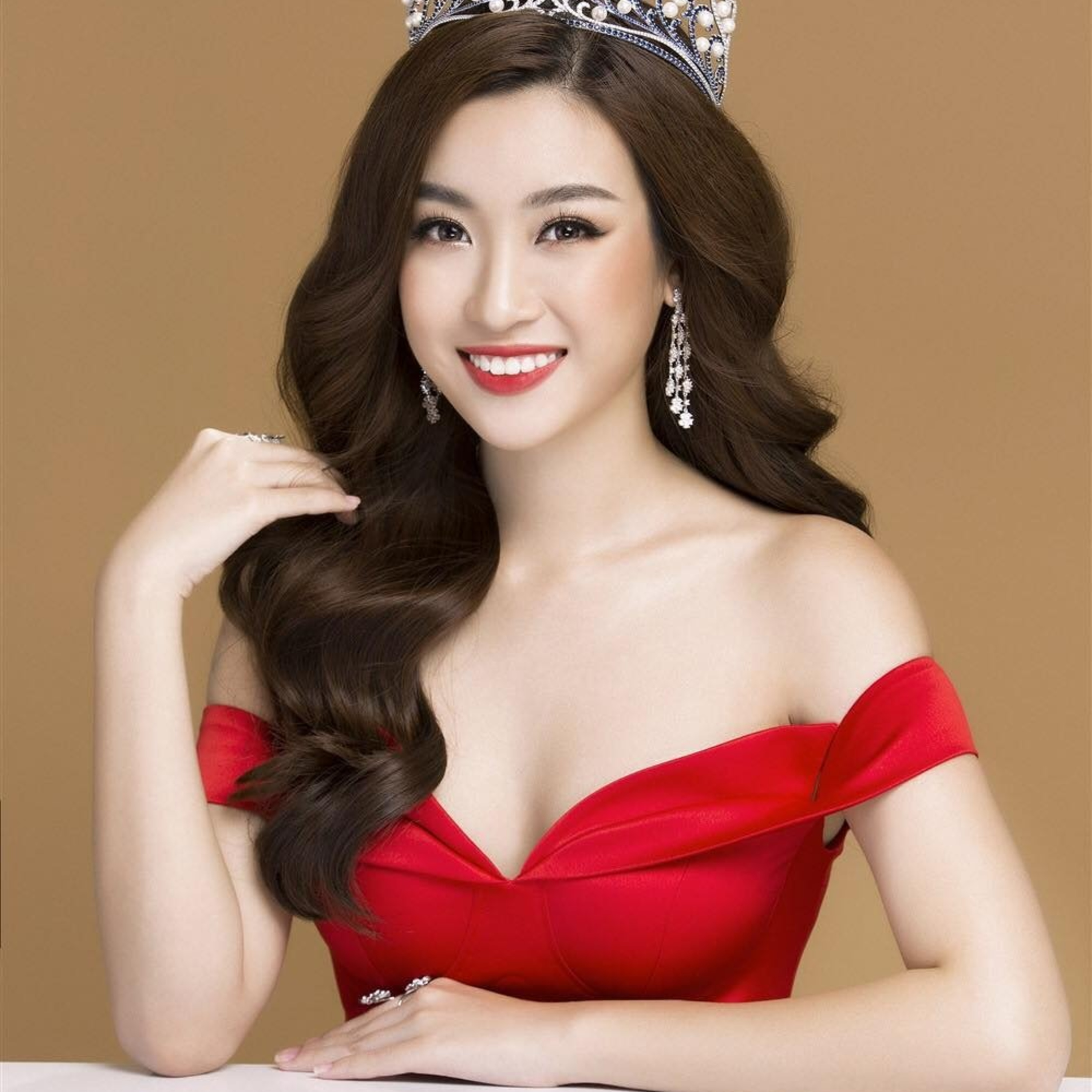 Hoa hậu Đỗ Mỹ Linh công khai hẹn hò với con trai bầu Hiển episode artwork