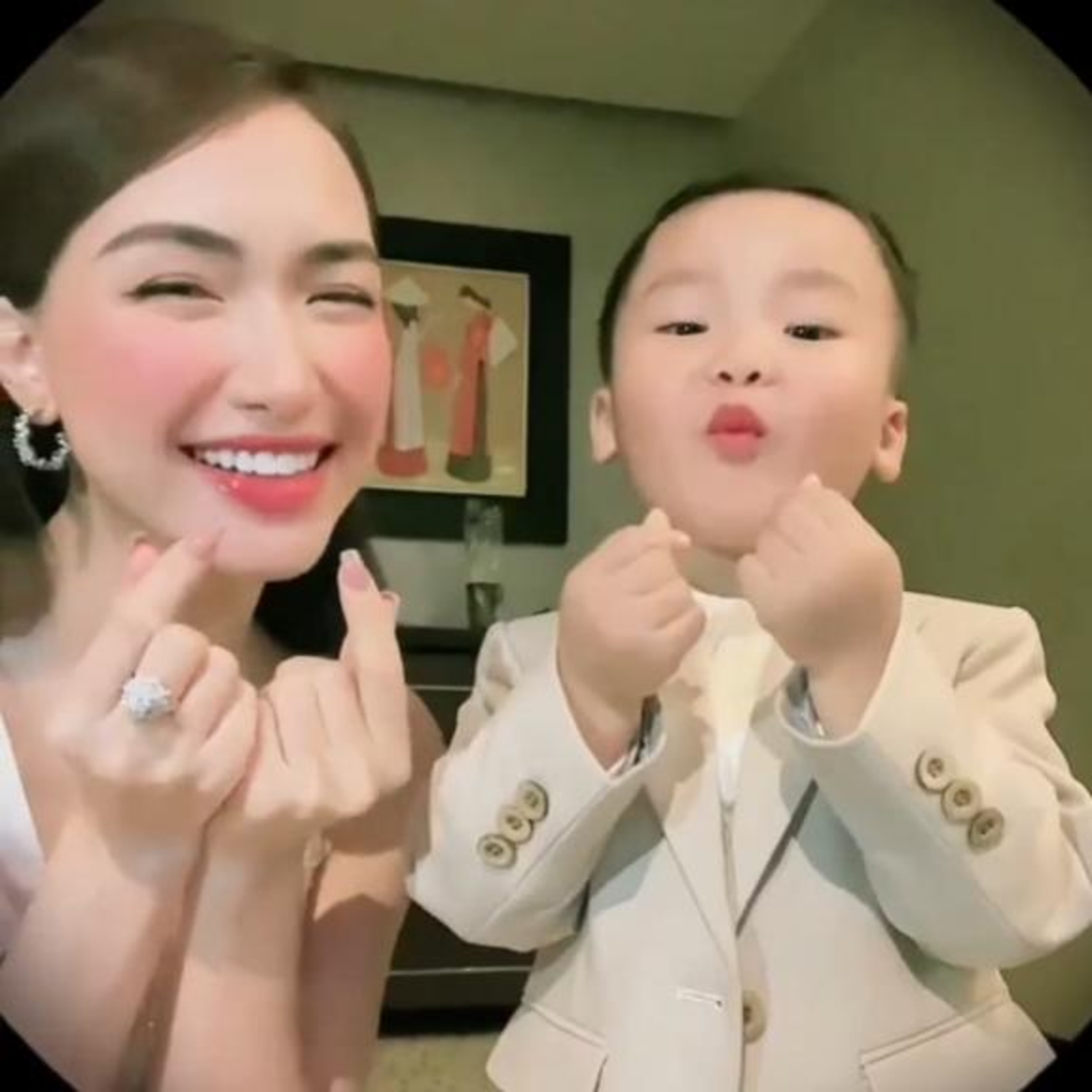 Nhóc tì nhà Hòa Minzy bắt trend siêu đáng yêu, diện vest chuẩn "soái ca nhí" episode artwork