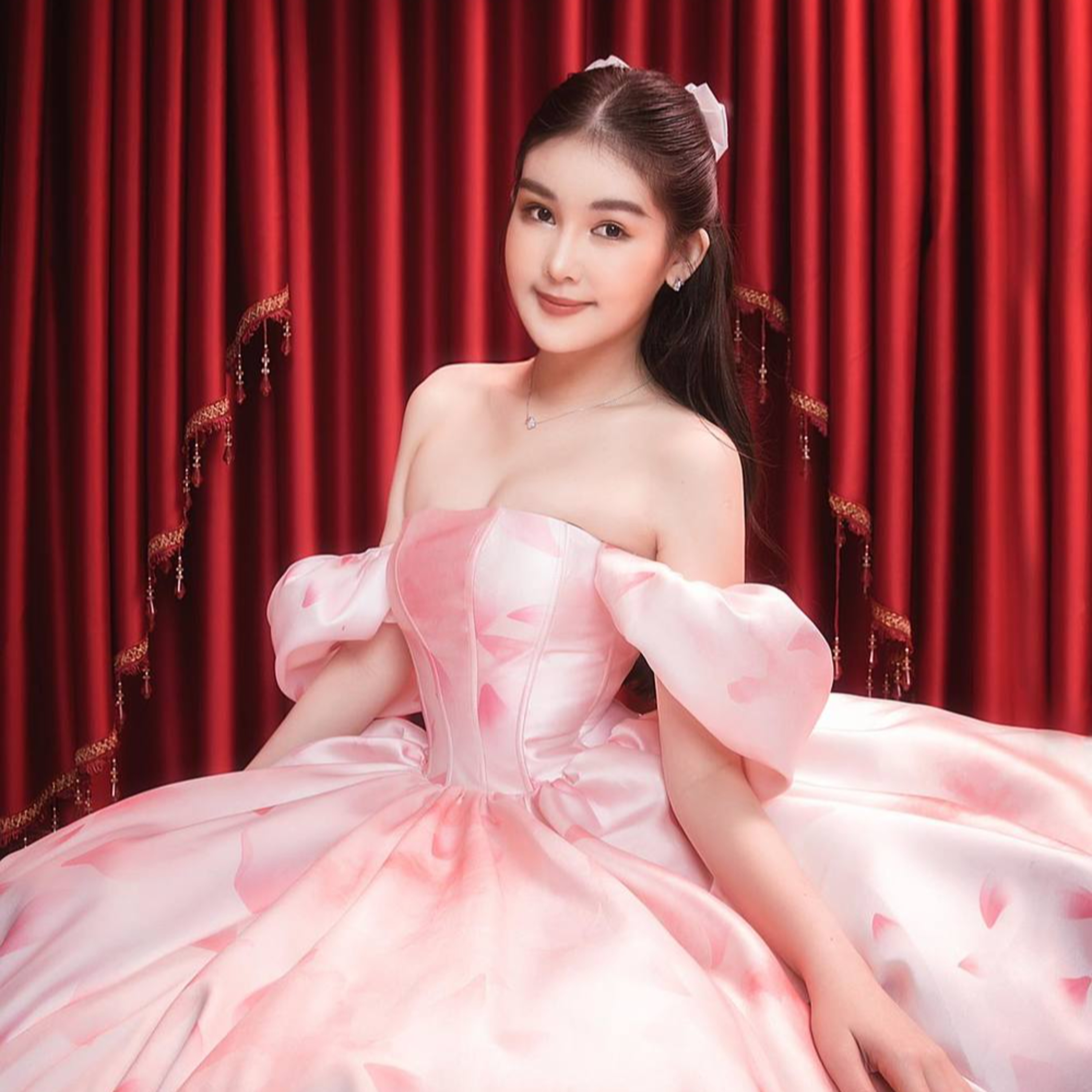 Chồng sắp cưới của Lê Âu Ngân Anh sở hữu profile "khủng", hé lộ ảnh nàng hậu diện váy cưới xinh đẹp episode artwork