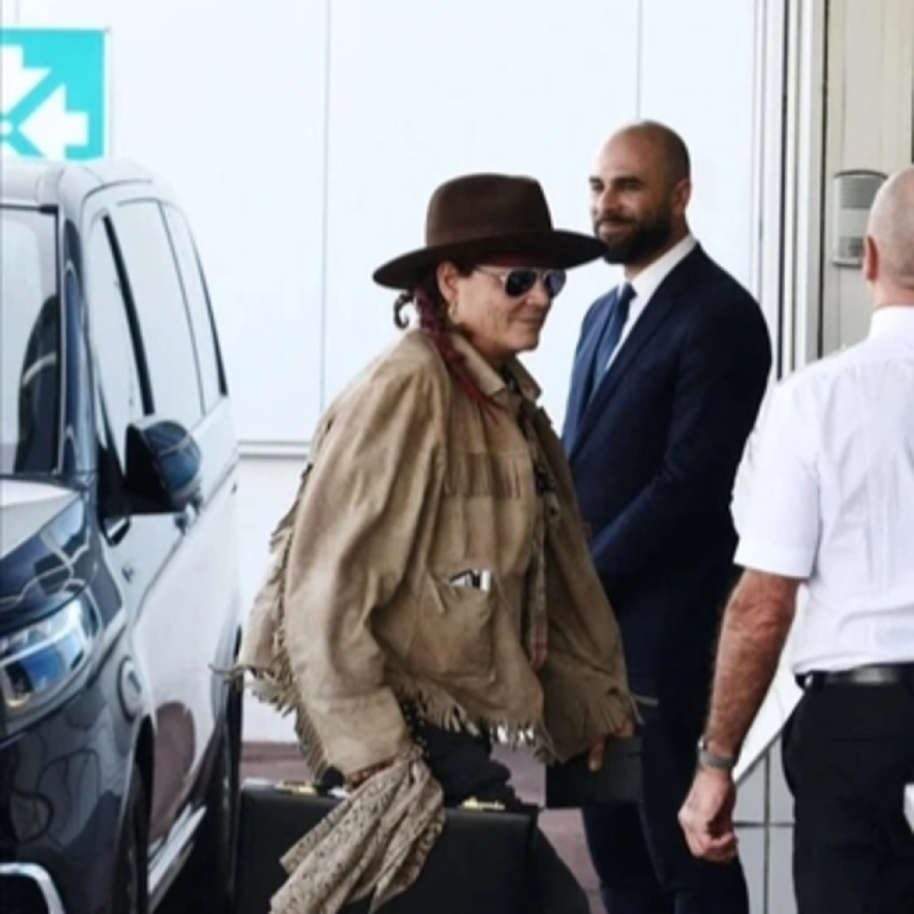 Johnny Depp trút bỏ gánh nặng, “cầu xin” dân mạng buông tha Amber Heard? episode artwork