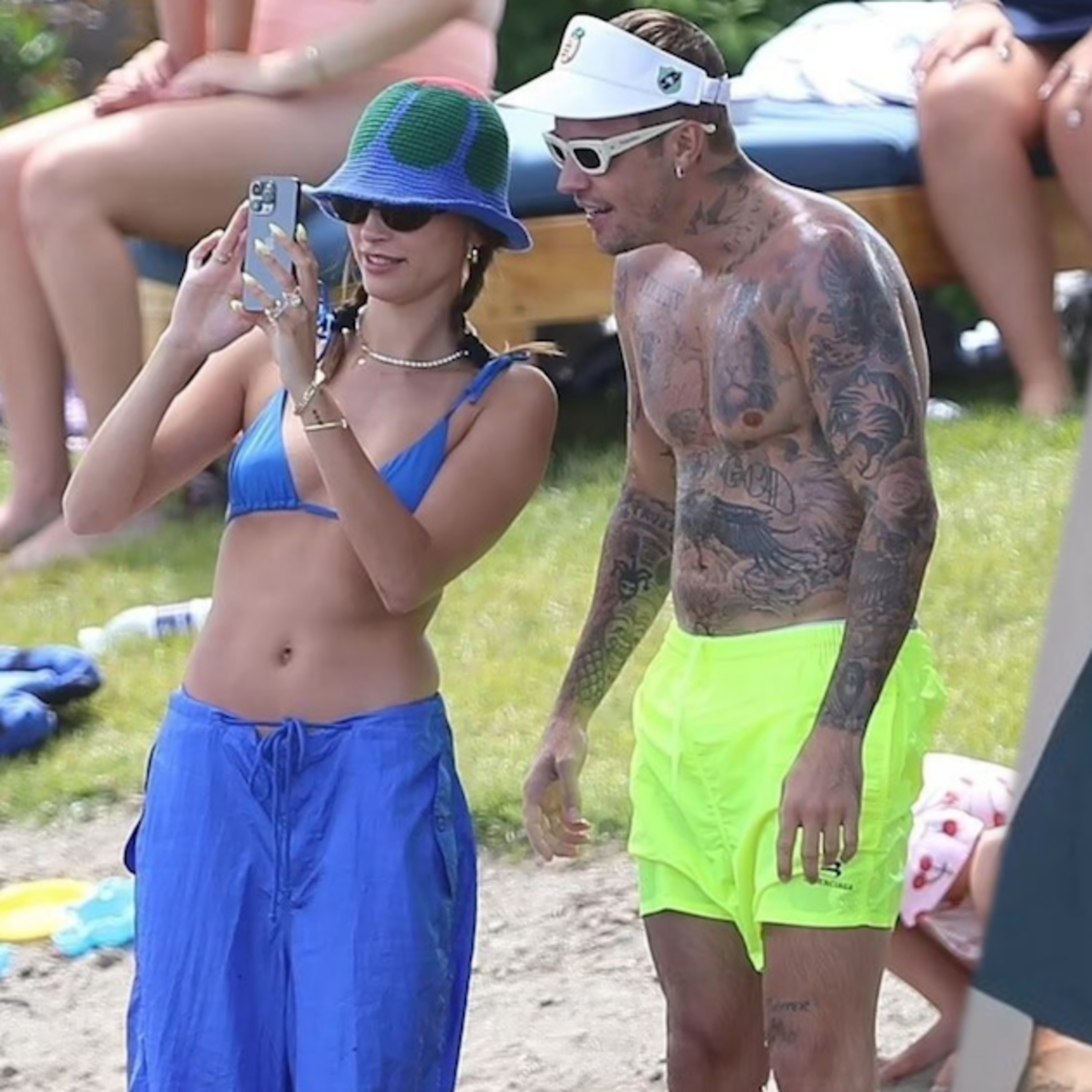Justin Bieber công khai xuất hiện sau di chứng liệt nửa mặt, vi vu cùng vợ trên bãi biển episode artwork