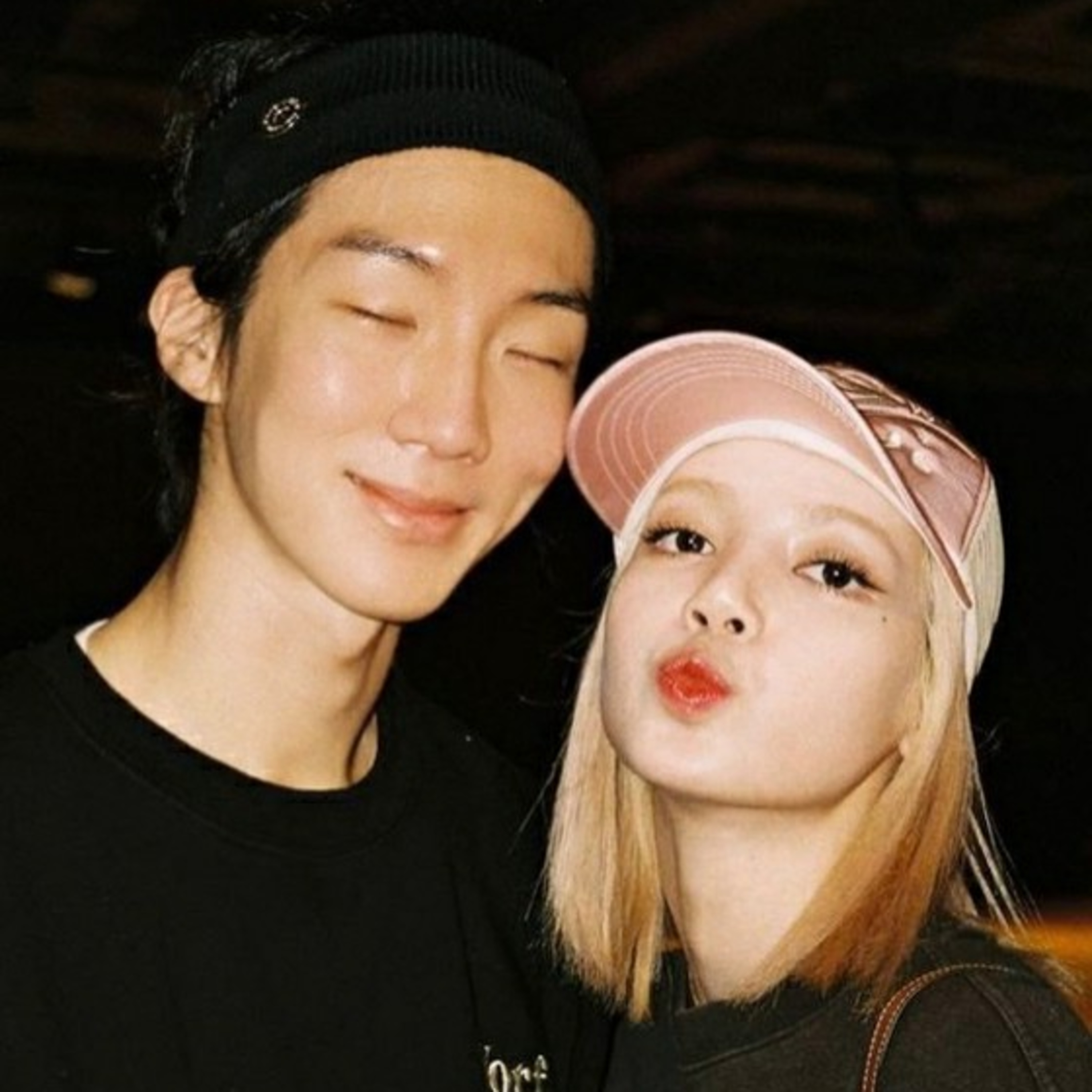Lisa (BLACKPINK) bất ngờ đòi nợ 1 đồng nghiệp ngay trên livestream trước thềm tái xuất vào tháng 8 episode artwork