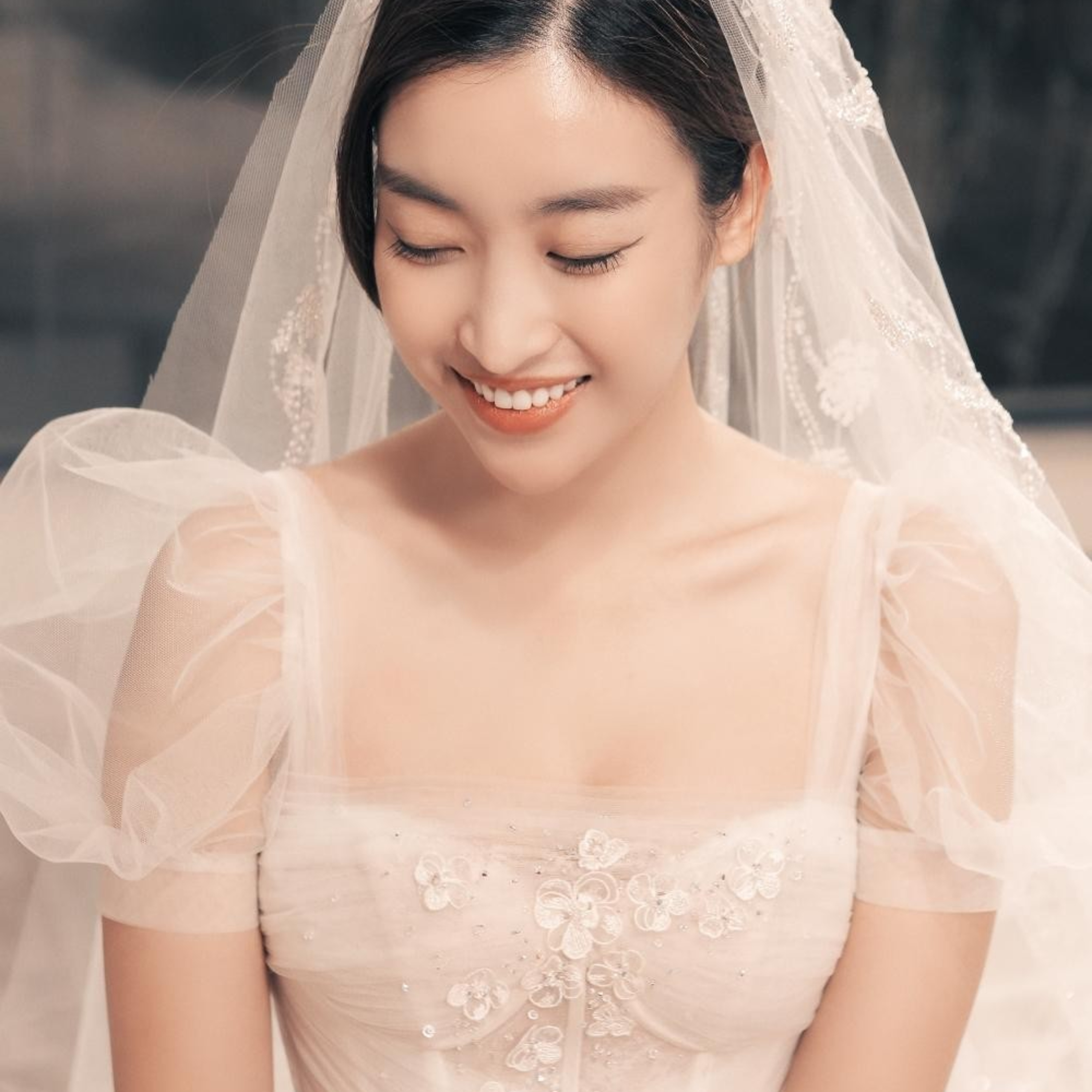 Hoa hậu Đỗ Mỹ Linh lộ loạt ảnh đi thử váy cưới giữa lúc nhận lời cầu hôn của bạn trai thiếu gia? episode artwork