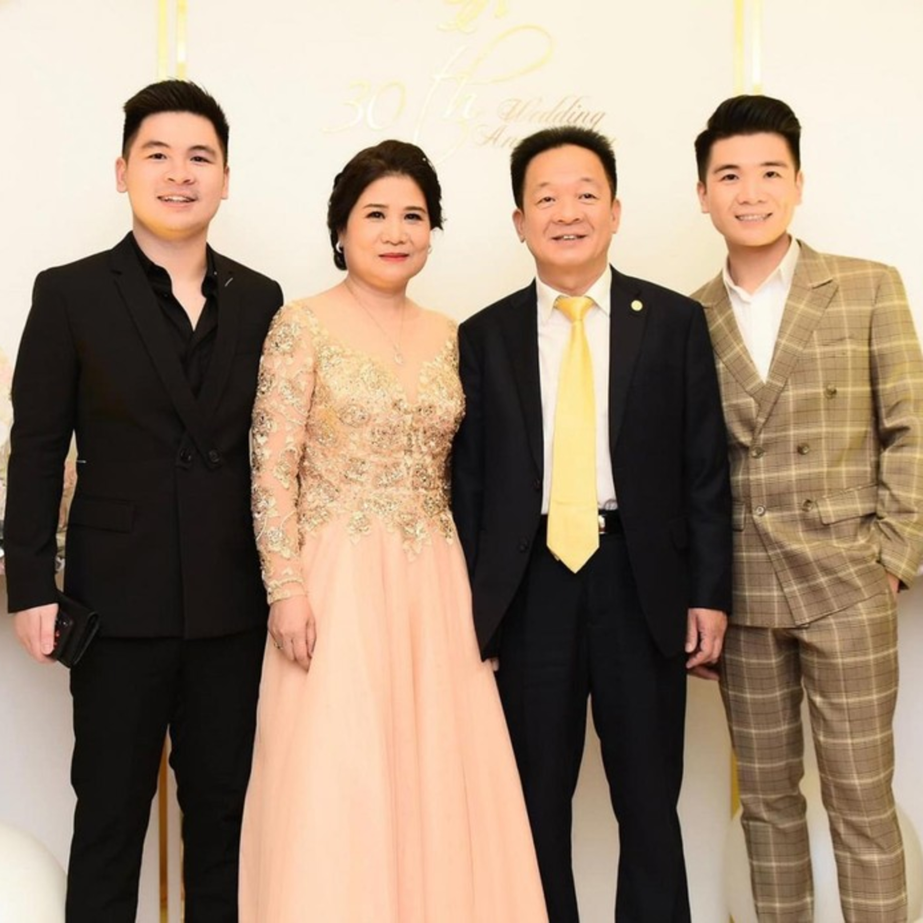Gia đình "bầu Hiển" - nhà chồng tương lai của Đỗ Mỹ Linh: Người là tỷ phú nhưng người "trắng tay" episode artwork