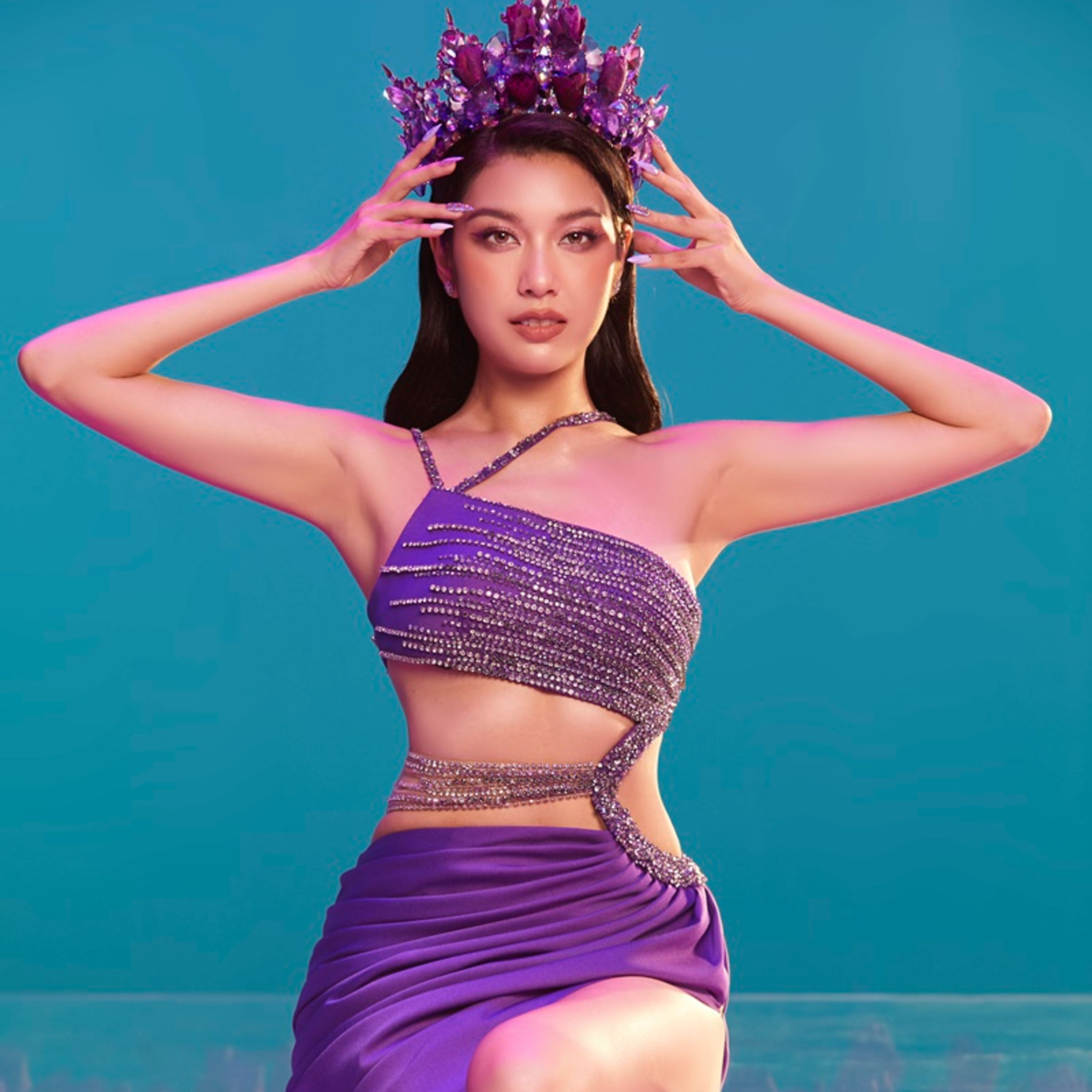 Á hậu Thúy Vân bị chê “thảm họa” khi cầm mic làm ca sĩ - Netizen chê thua xa Chi Pu episode artwork