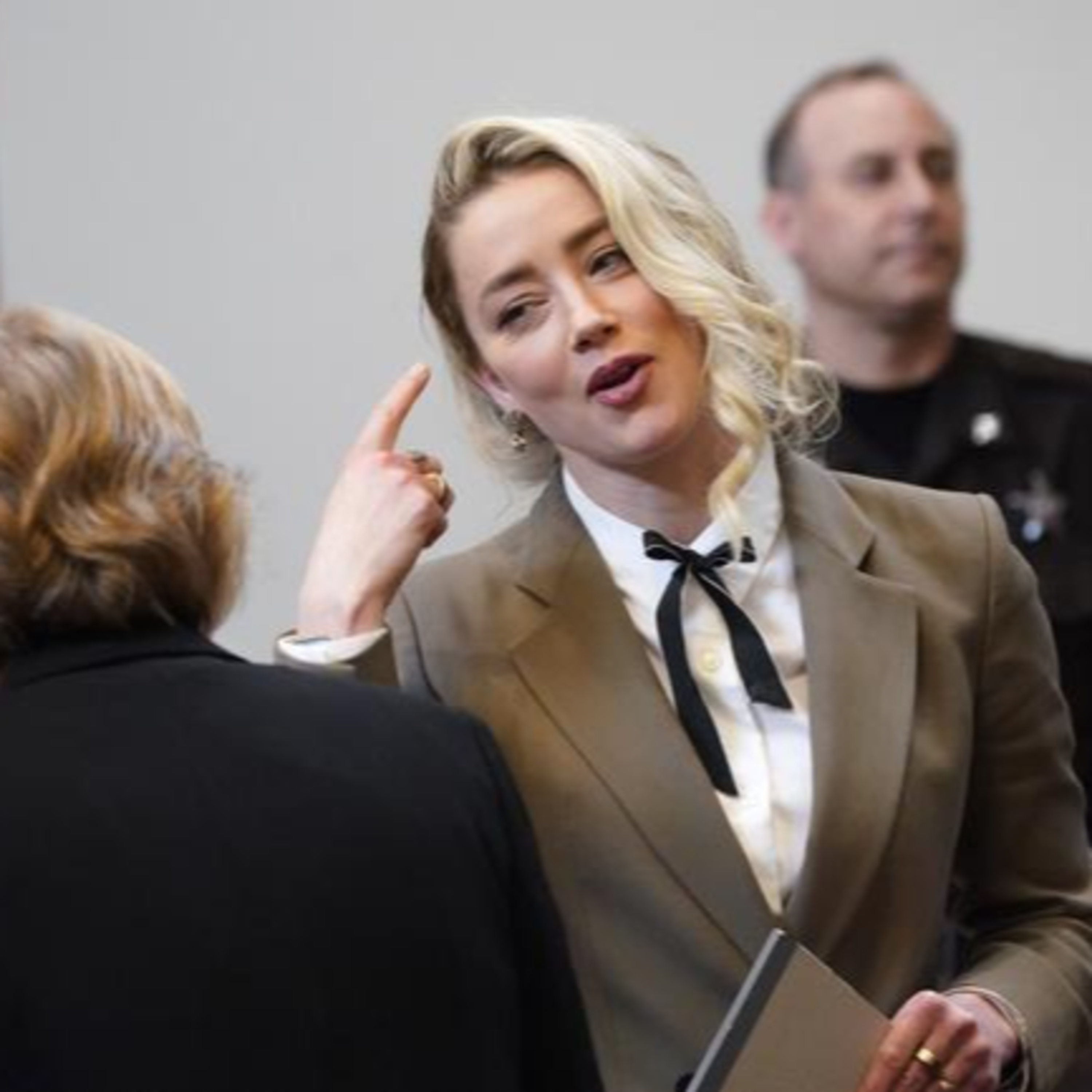 Johnny Depp sỉ thẳng mặt Amber Heard: "Em đang ngồi đó như một con vật bị ngứa suốt 7 năm" episode artwork