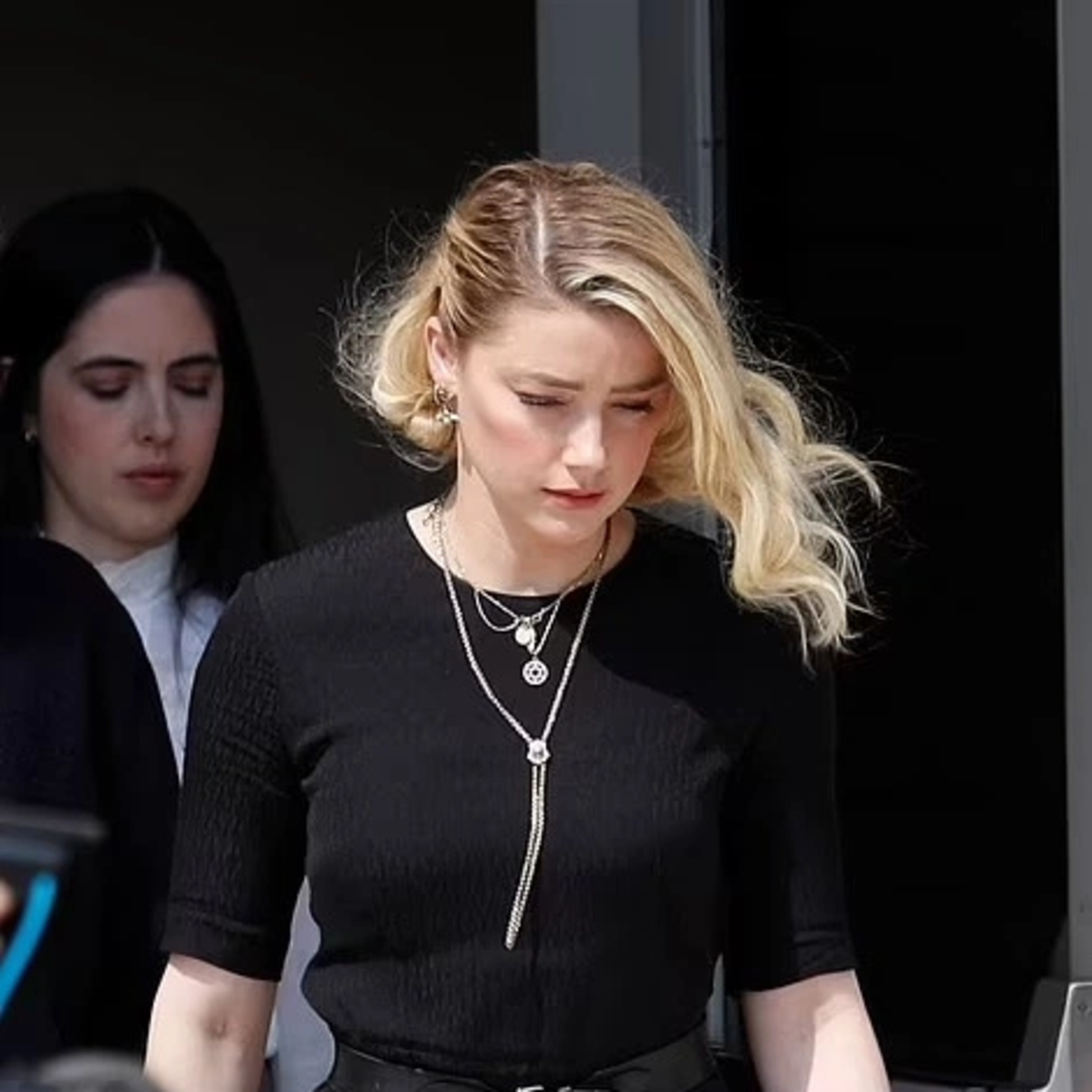Amber Heard mua bảo hiểm để chi trả hành vi sai trái nhưng bị đơn vị này từ chối thẳng thừng  episode artwork