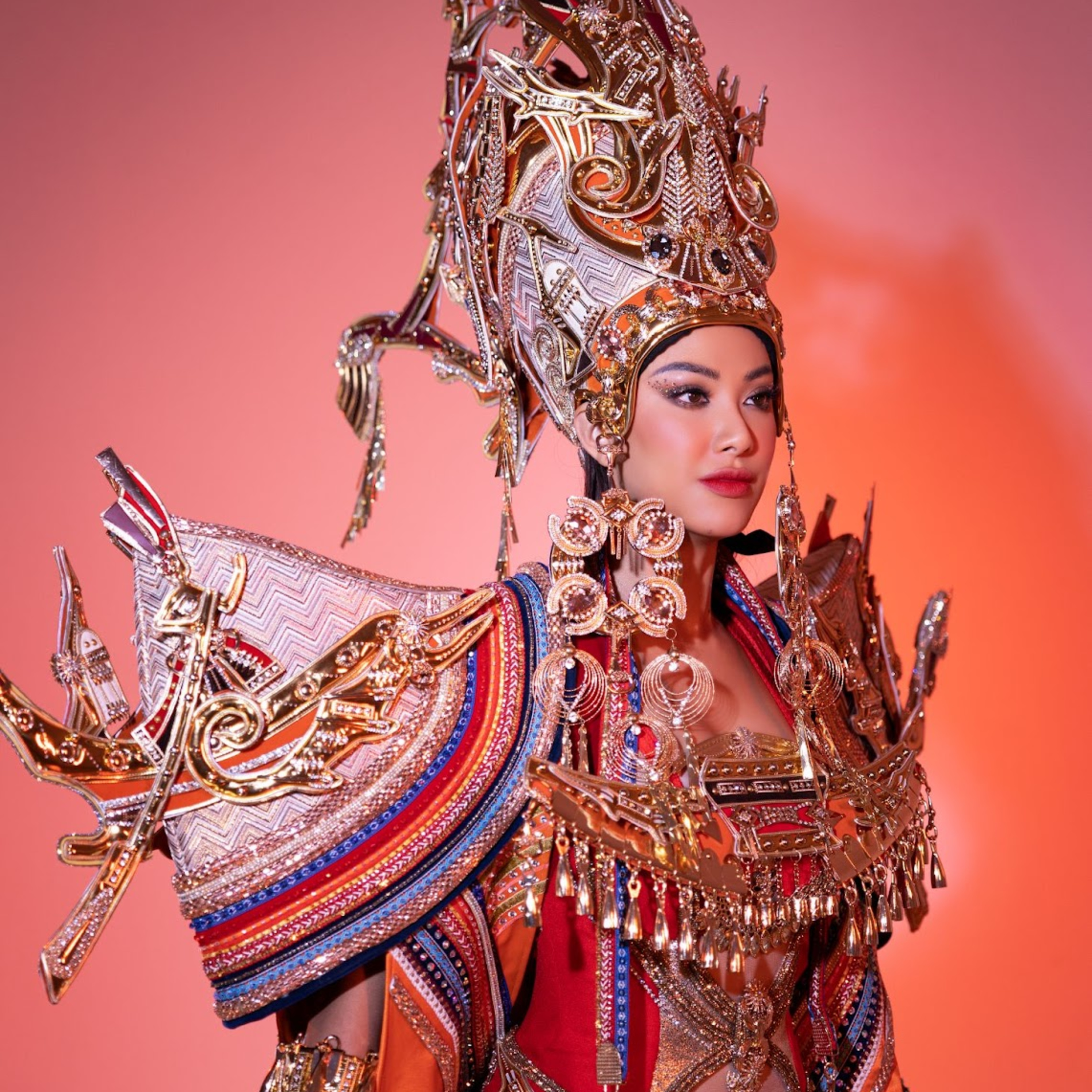 Kim Duyên ấn tượng với trang phục dân tộc 37kg, đính pha lê, mạ vàng tại Miss Supranational episode artwork