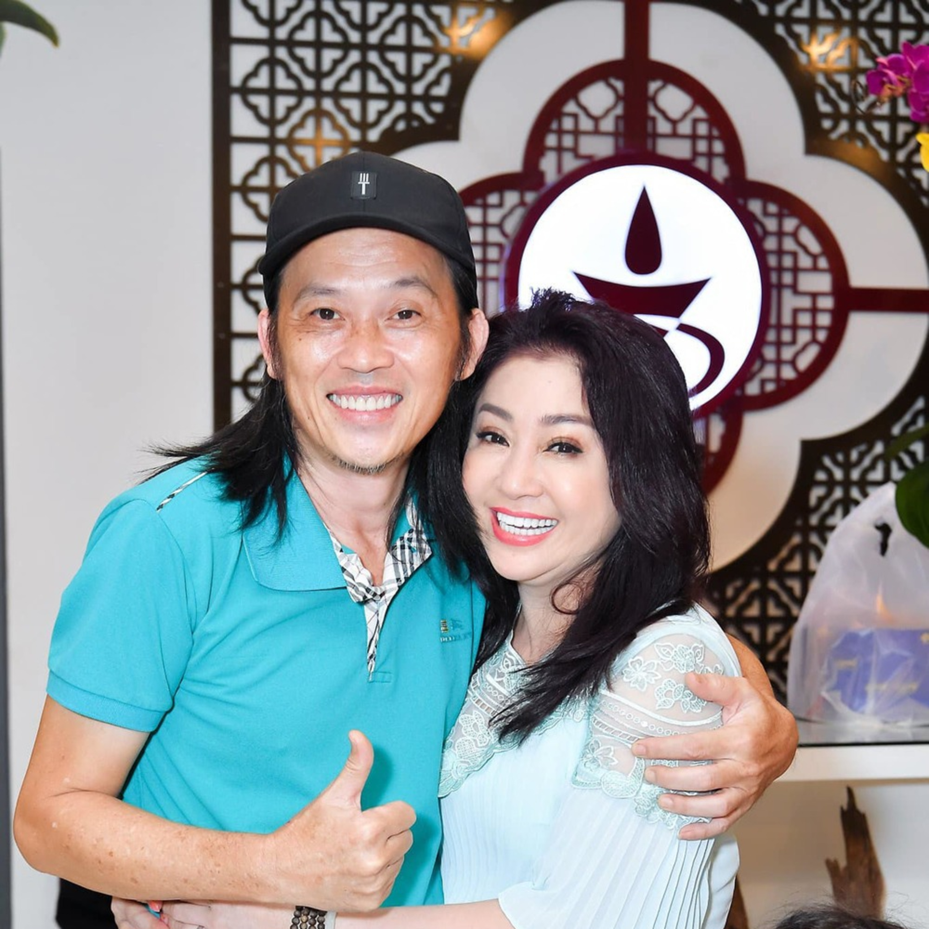 Hoài Linh hiếm hoi xuất hiện sau ồn ào từ thiện, nuôi tóc dài và vui vẻ đi tiệc với dàn nghệ sĩ episode artwork