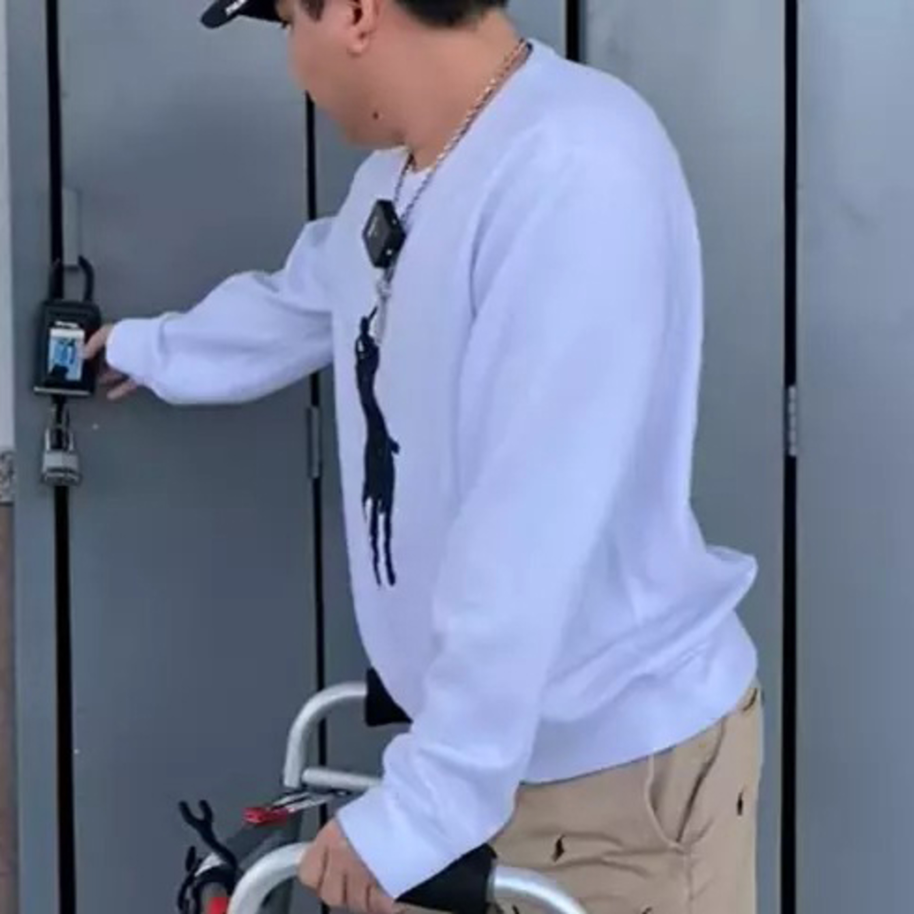 Khoa Pug ghé thăm nhà hàng lẩu bị bỏ hoang từng hùn hạp với Vương Phạm, ẩn ý bị ai đó lừa episode artwork