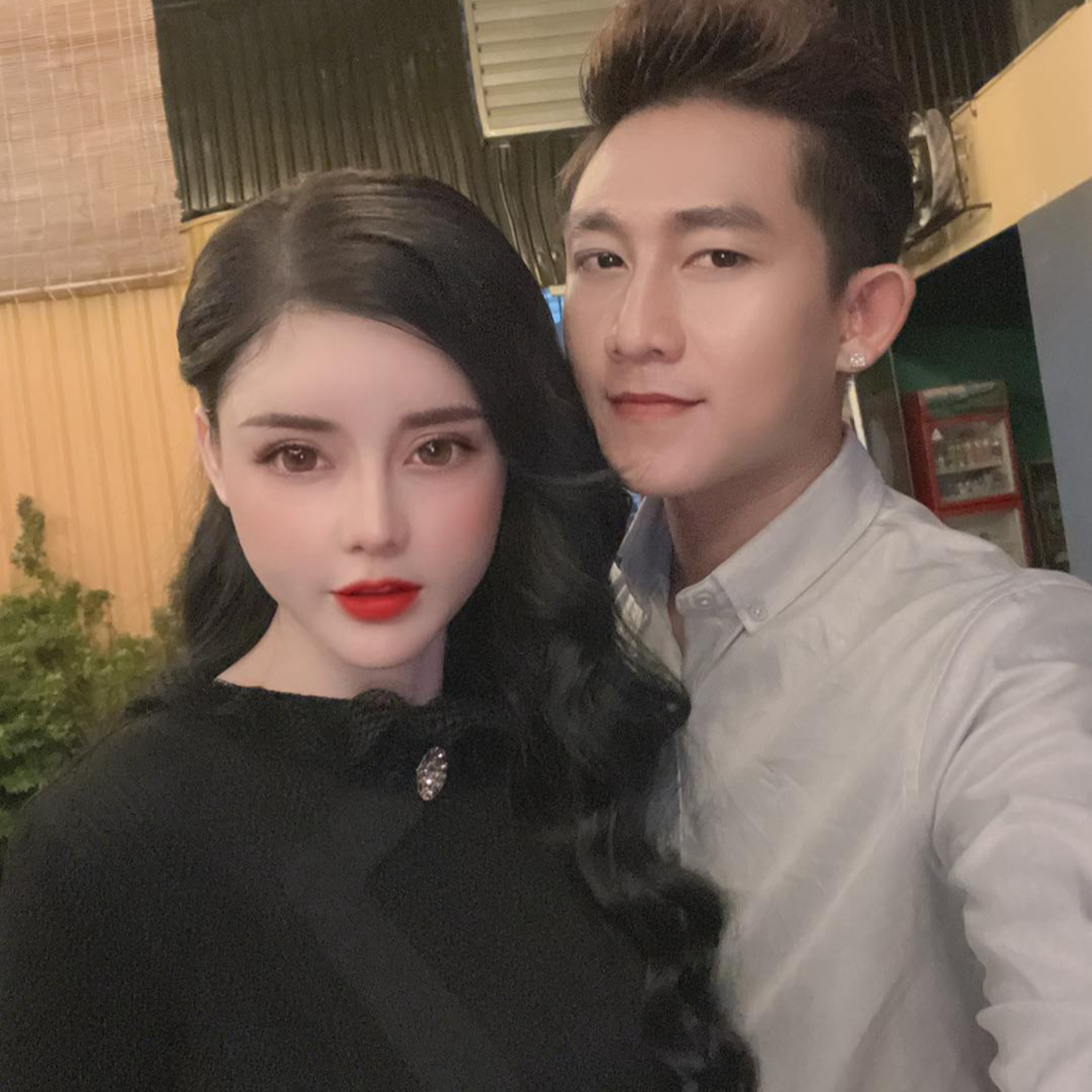 Sắc vóc nóng bỏng của "tình mới" Hồ Gia Hùng, khoe loạt ảnh tình tứ sau vướng tin đồn "toang" vợ cũ episode artwork