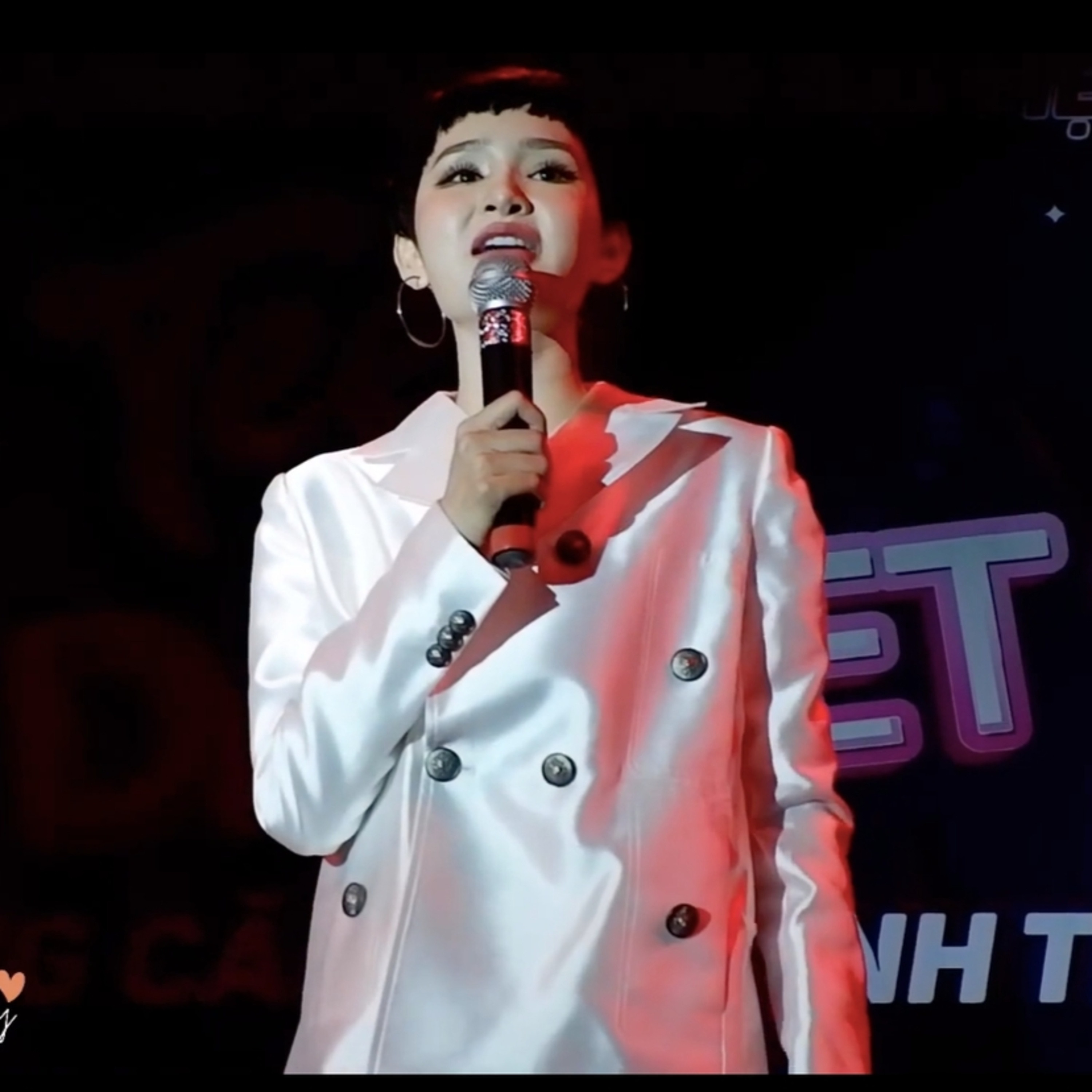 Hiền Hồ bất ngờ tái xuất sân khấu bằng hit Người Yêu Cũ hậu xin lỗi “anh em nương tựa”? episode artwork