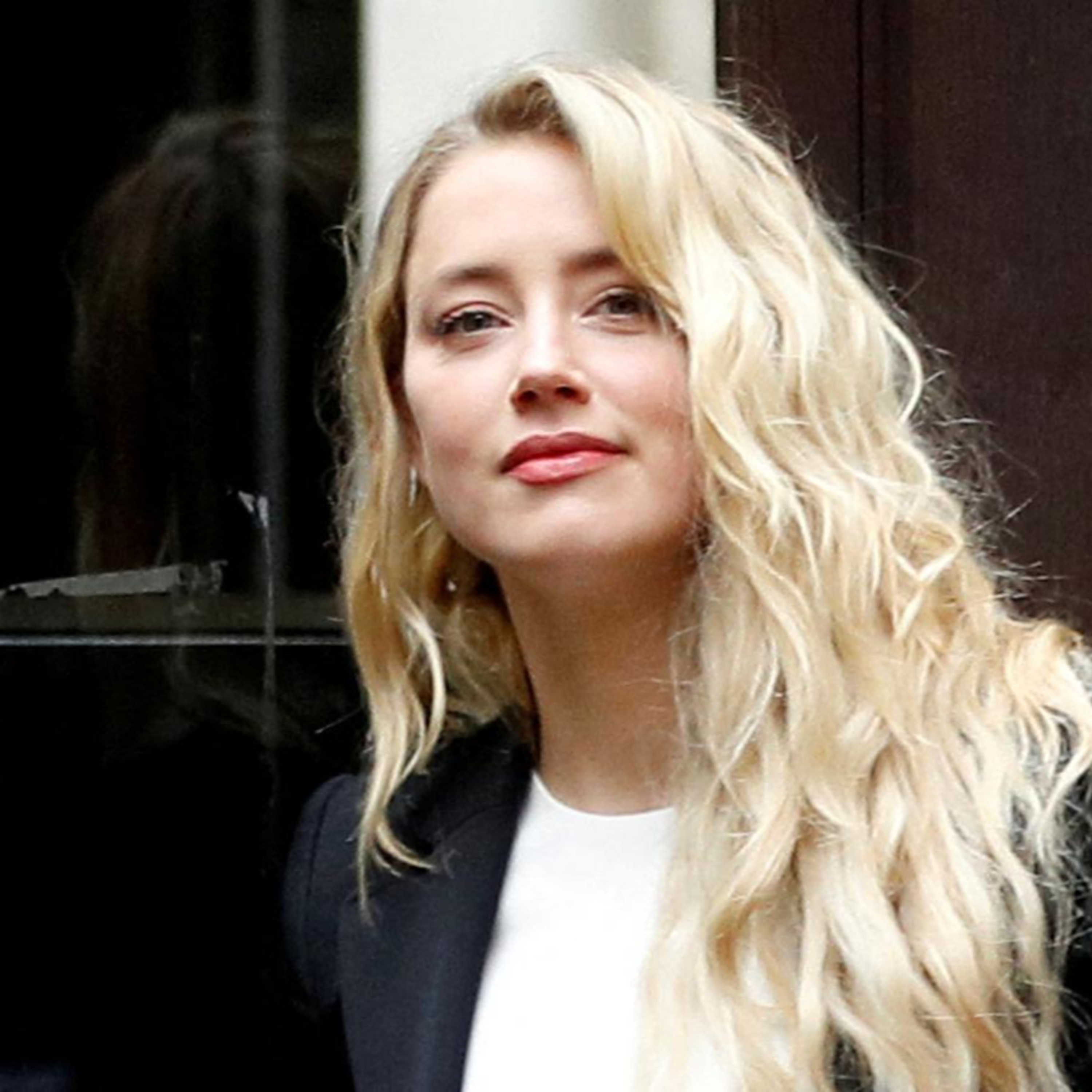 Amber Heard tiếp tục nhận cái lắc đầu từ toà án, còn bị gọi là kẻ "đào mỏ" episode artwork