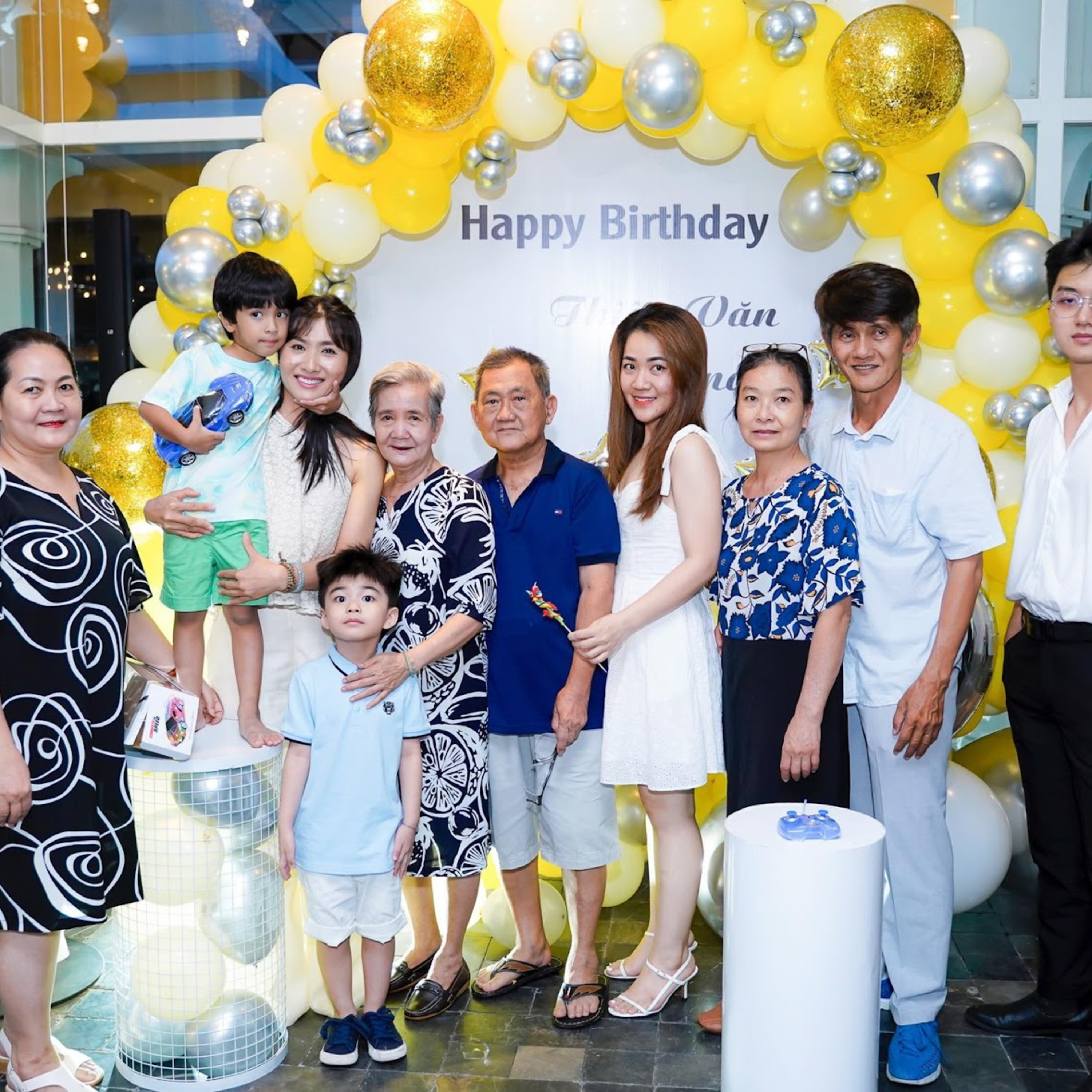 Nguyệt Ánh khoe loạt ảnh sinh nhật con trai tròn 4 tuổi, dân mạng thắc mắc: “Không thấy bố bé đâu” episode artwork