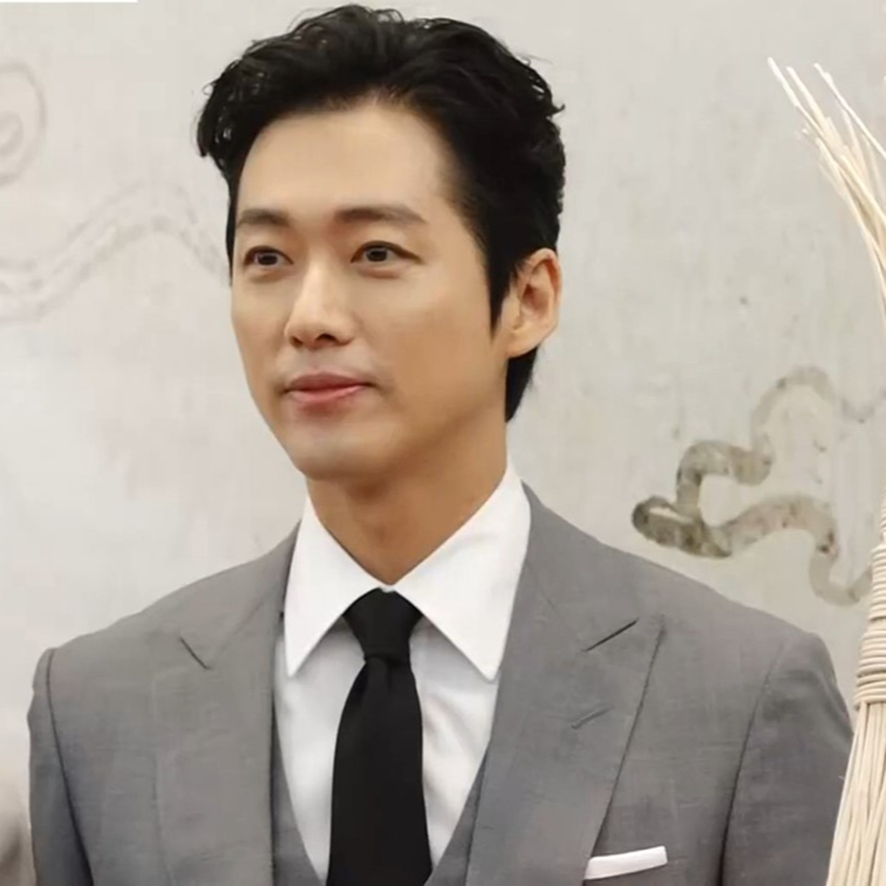 Nam Goong Min - Nam thần xứ Hàn nổi tiếng nhờ làm “kẻ xấu” và chuyện tình kín tiếng episode artwork