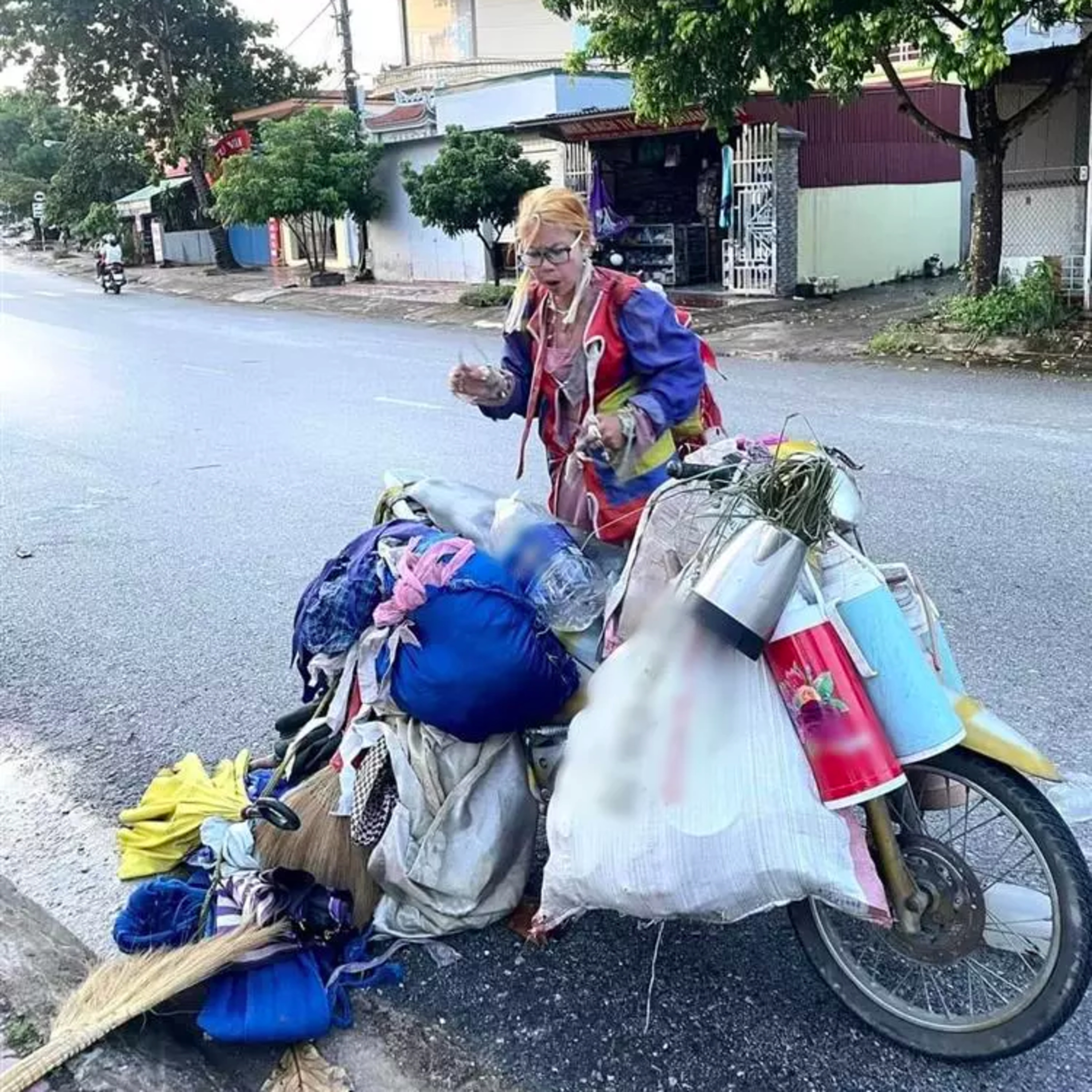 'Thánh quỵt' Bella tân trang nhan sắc, vẻ ngoài lạ lẫm, tiếp tục đi muôn nơi episode artwork