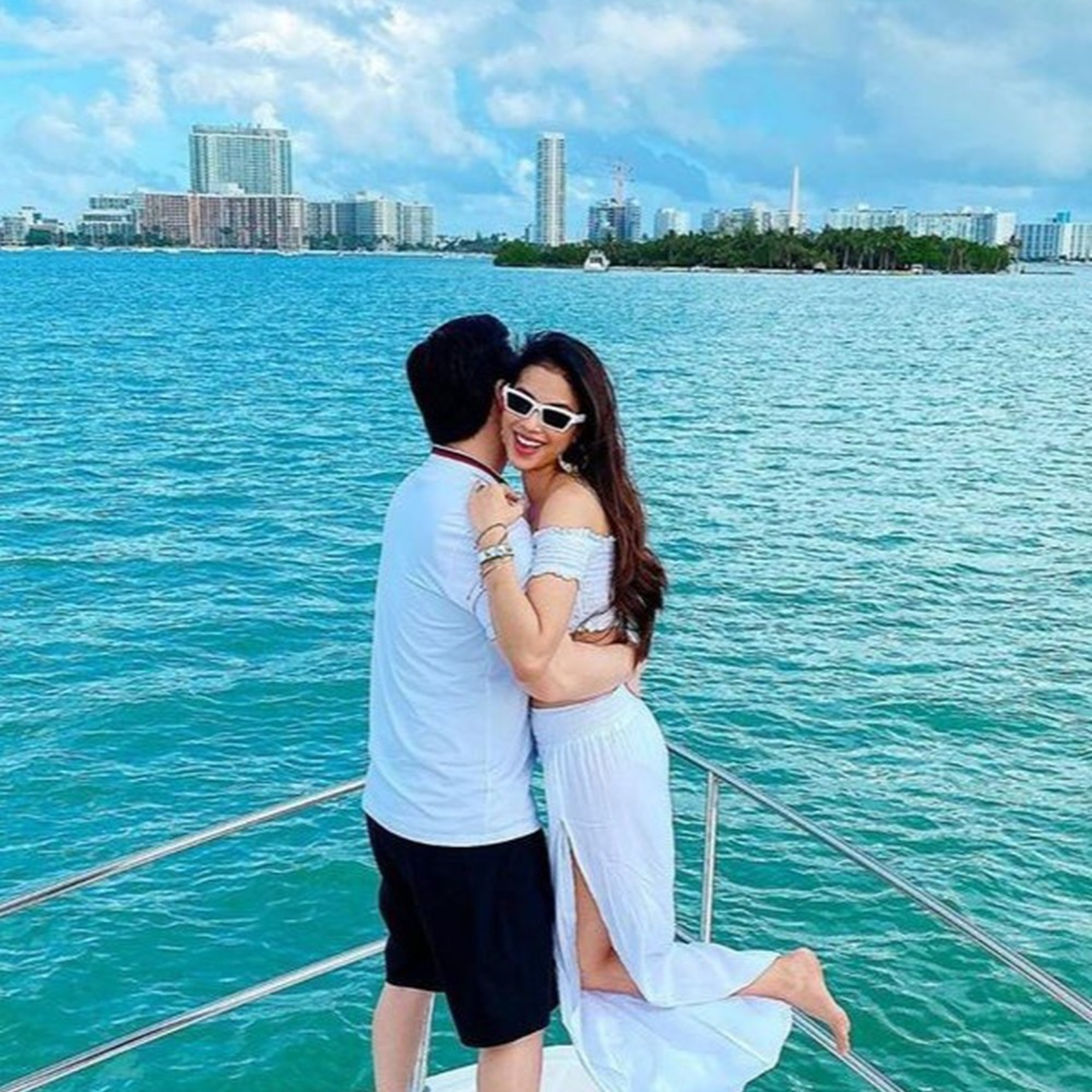 Phạm Hương chụp ảnh cưới tạo dáng tình tứ bên chồng, ông xã đại gia sắp lộ diện episode artwork