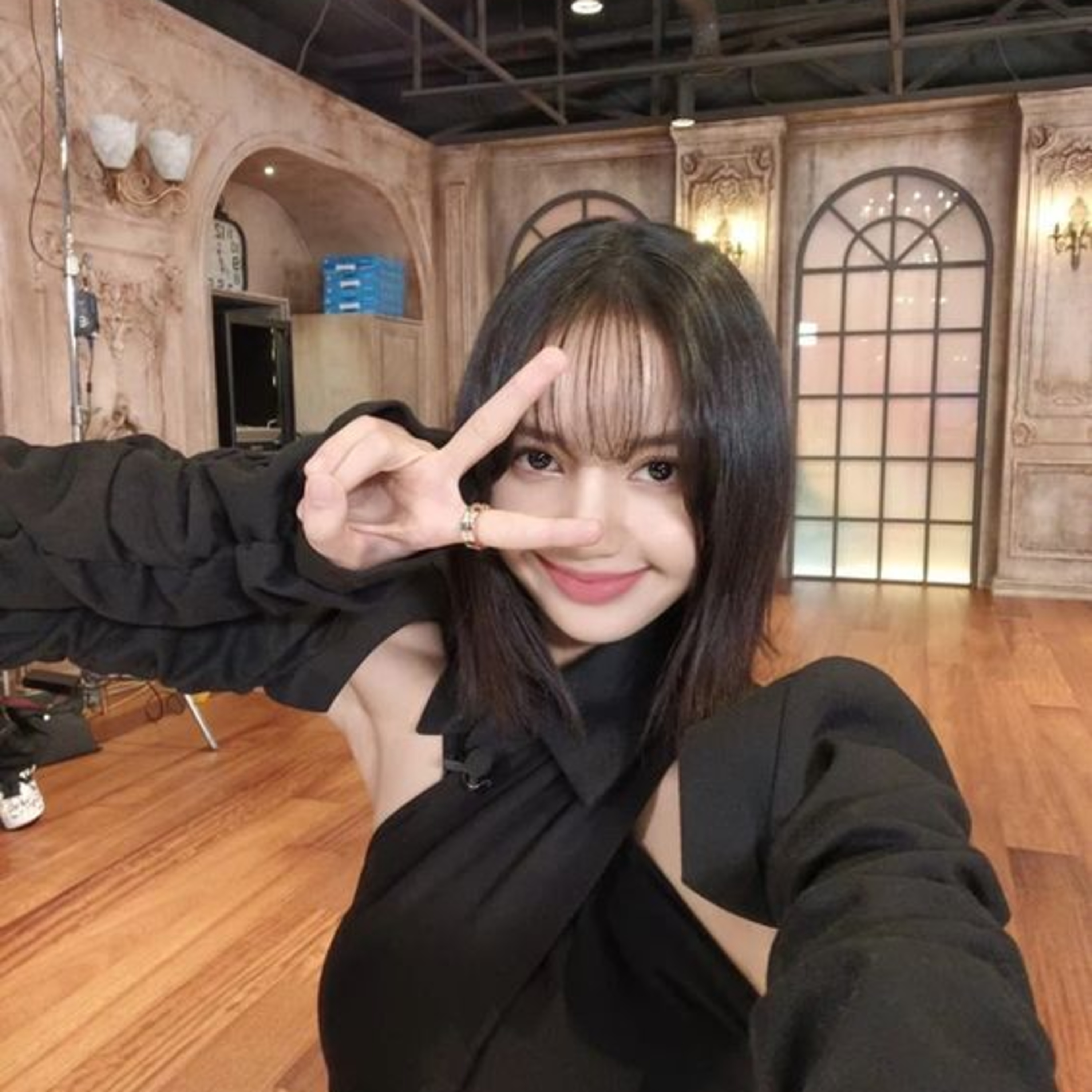 Lisa (BLACKPINK) vượt V (BTS), fan lại được dịp ‘nở mày nở mặt’ episode artwork