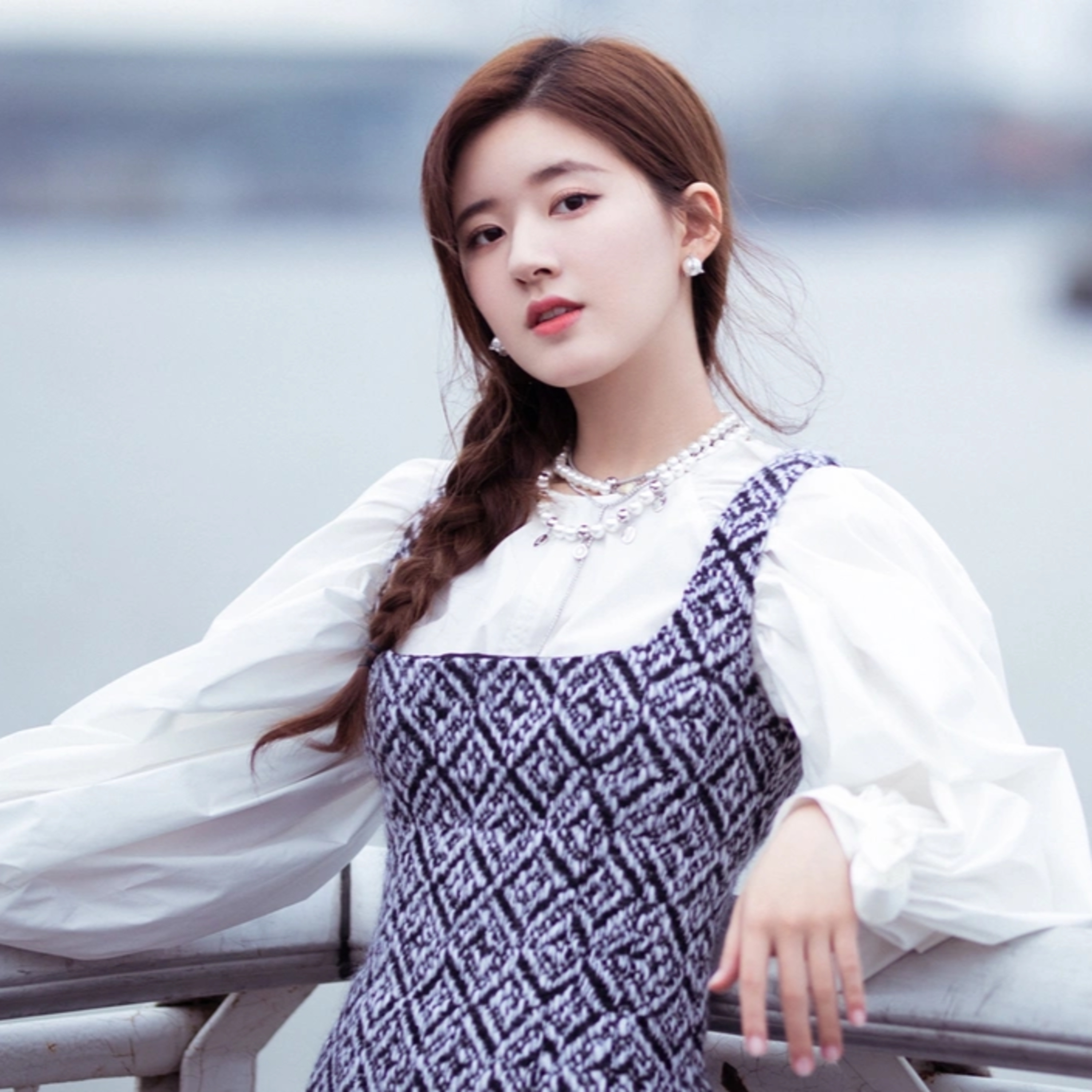 Triệu Lộ Tư vừa “vượt mặt” được Lệ Dĩnh liền khoe dáng cực “cháy” để ăn mừng episode artwork