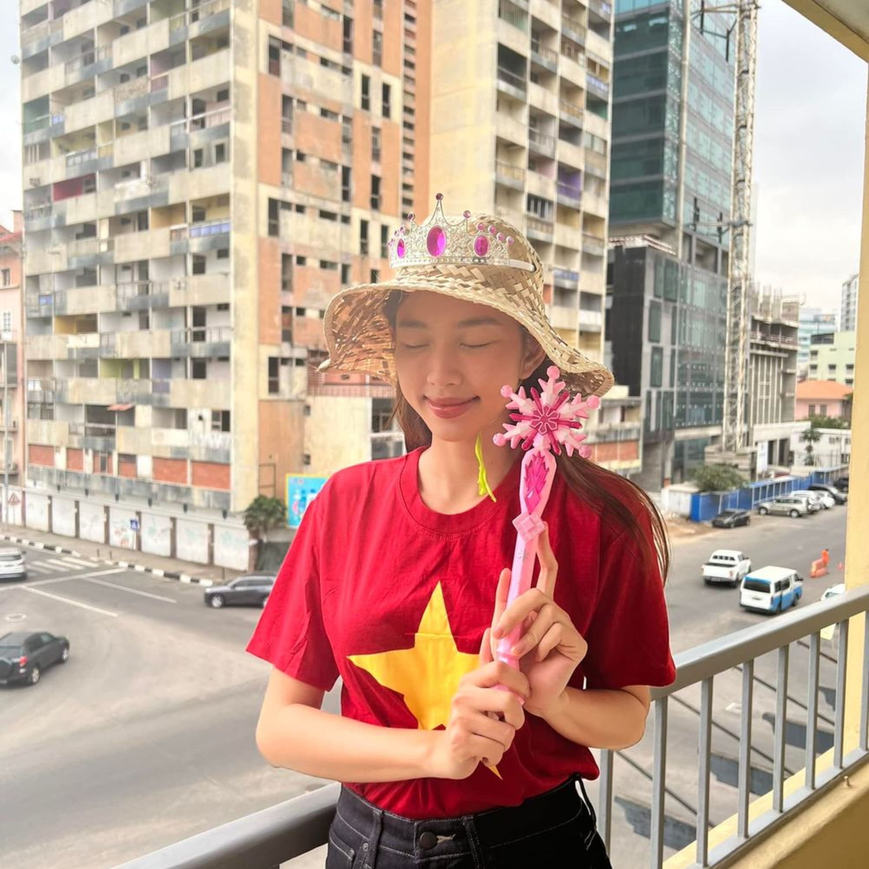 Quang Linh Vlog niêm phong vật dụng Thùy Tiên dùng ở Angola, nàng hậu phản ứng bất ngờ episode artwork