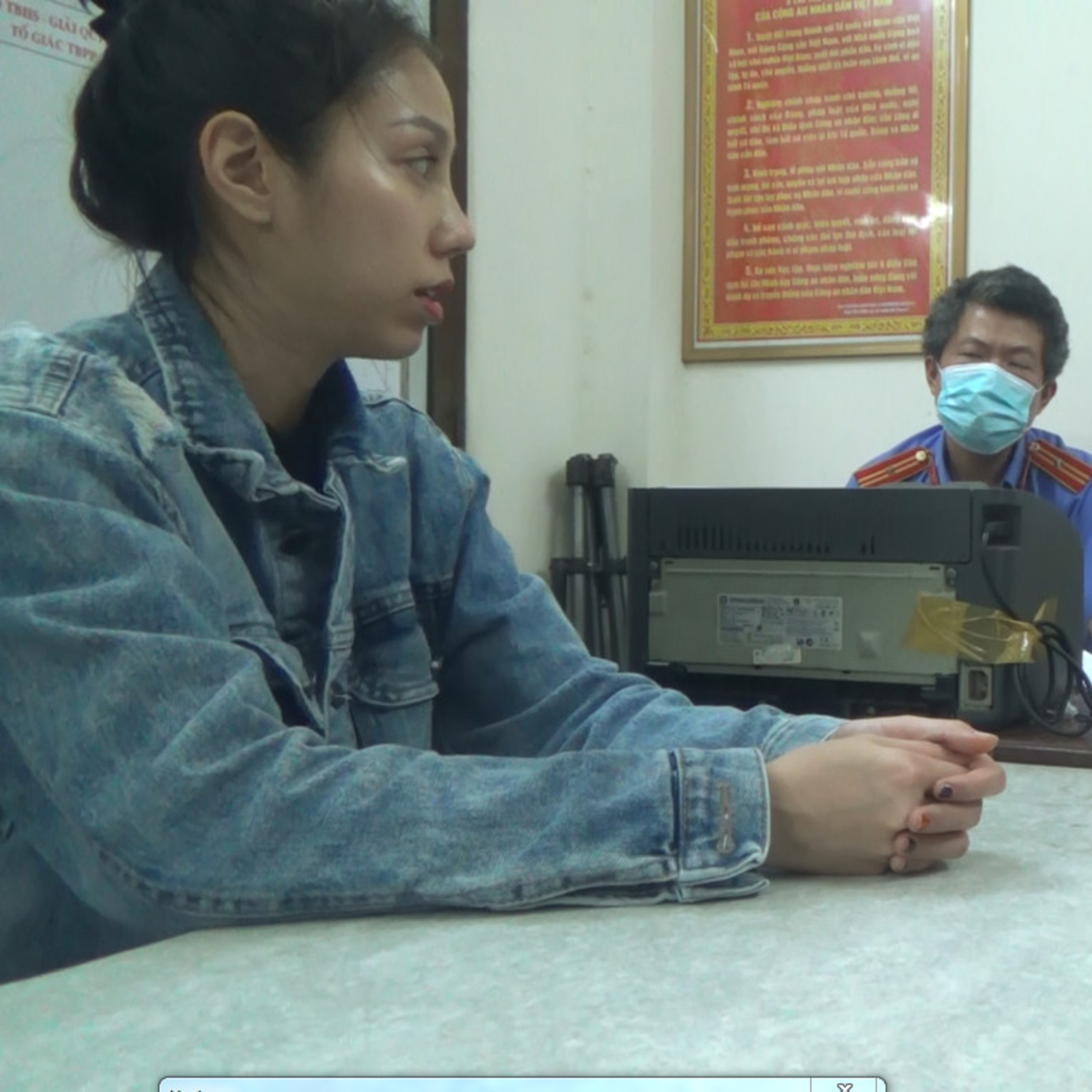 Vụ bé 8 tuổi bị dì ghẻ bạo hành tử vong: Diễn biến nóng trước phiên xử khiến dư luận sục sôi episode artwork