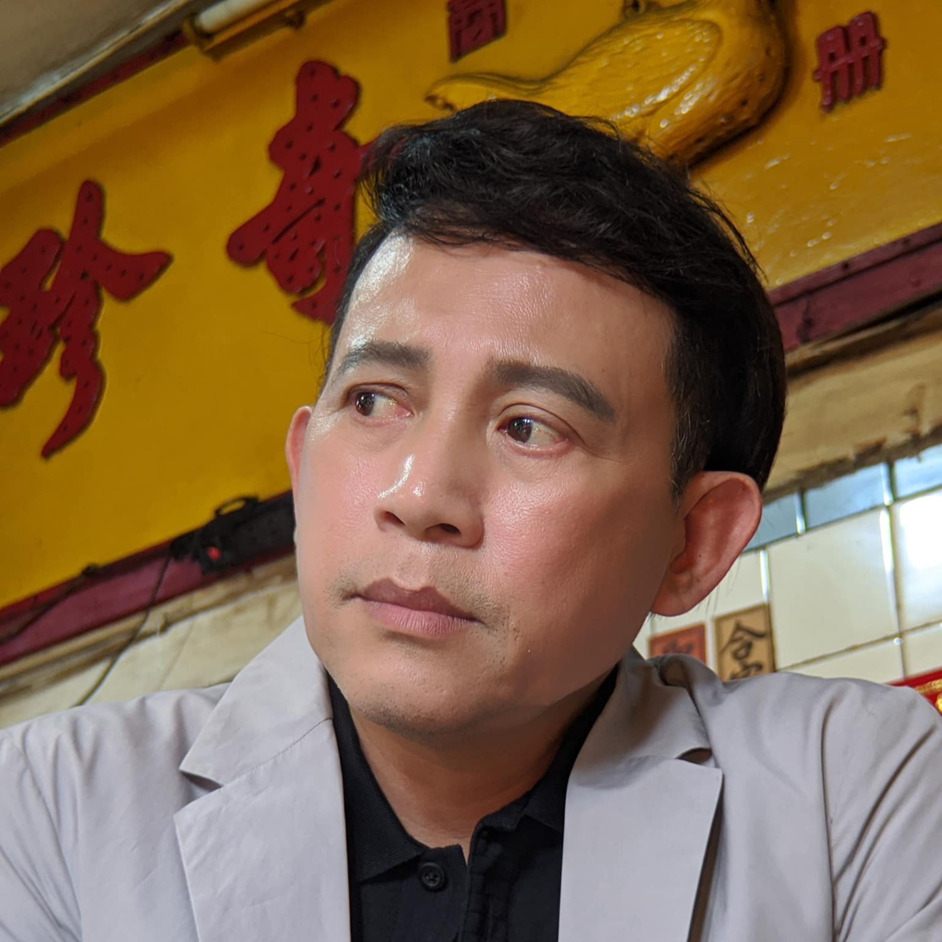 Hữu Tiến - Thầy Hoa hậu Khánh Vân: Tuổi thơ bị bỏ rơi, hôn nhân tan vỡ, 23 năm gà trống nuôi con  episode artwork
