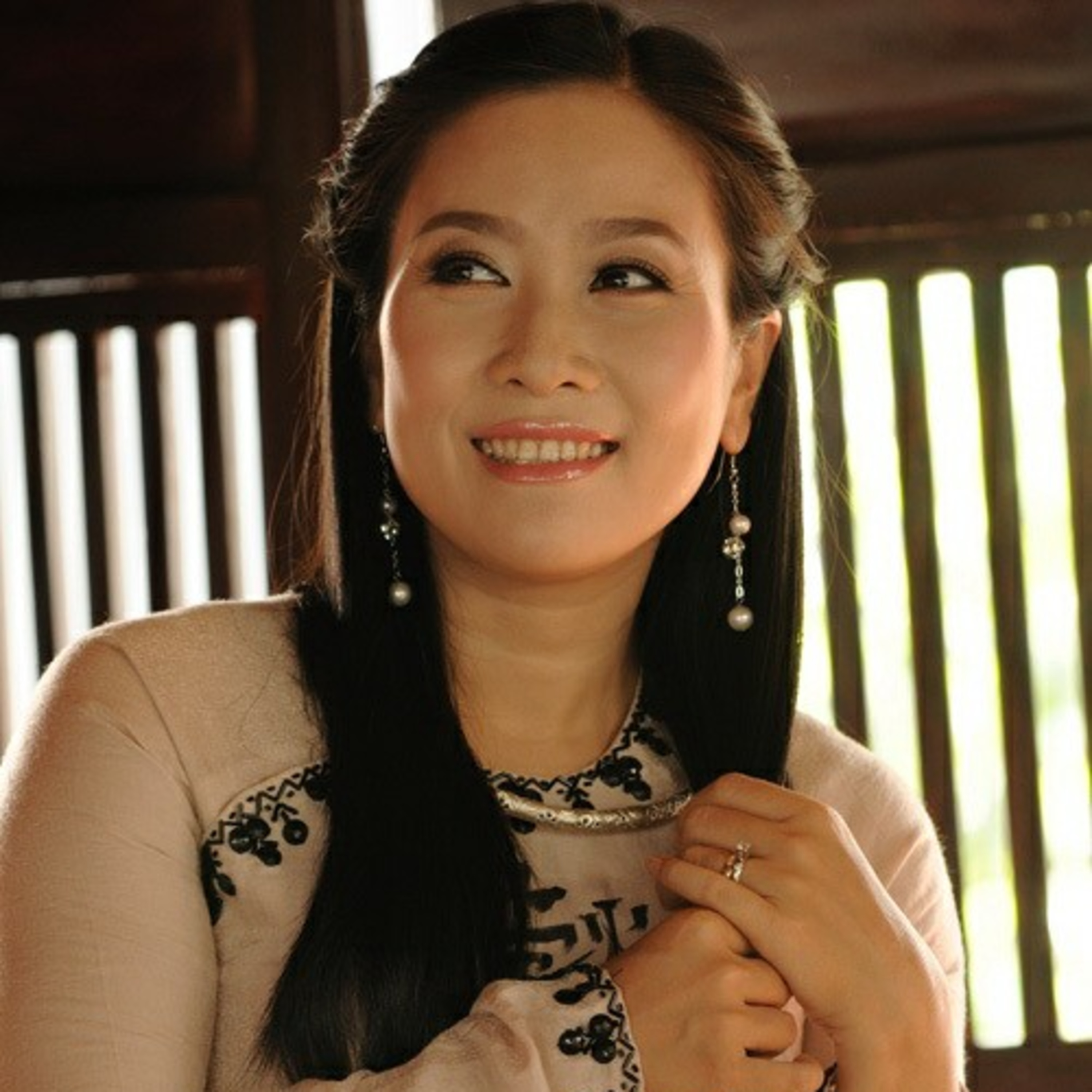 Vân Khánh: 13 tuổi đã đi hát, 34 tuổi là NSƯT, từng bị đồng nghiệp bắt nạt, giành diễn, U50 viên mãn episode artwork