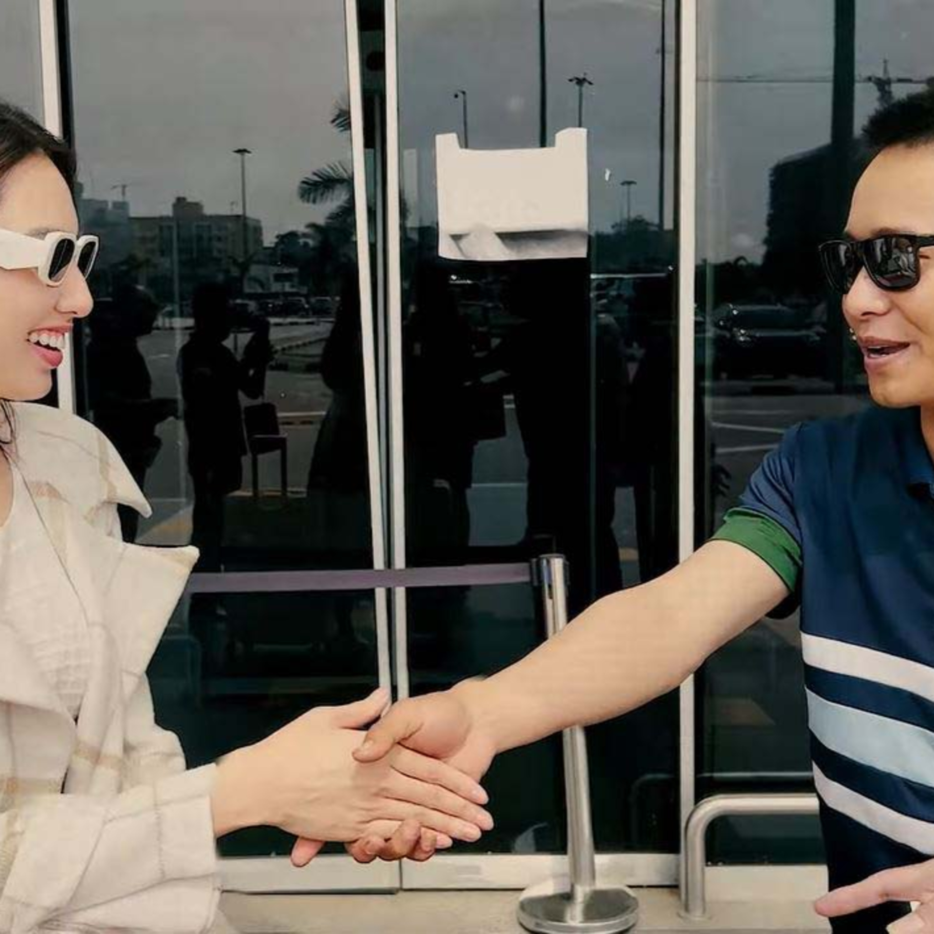 Thuỳ Tiên và Quang Linh Vlog công khai nắm tay, xác nhận đang trong mối quan hệ đặc biệt episode artwork