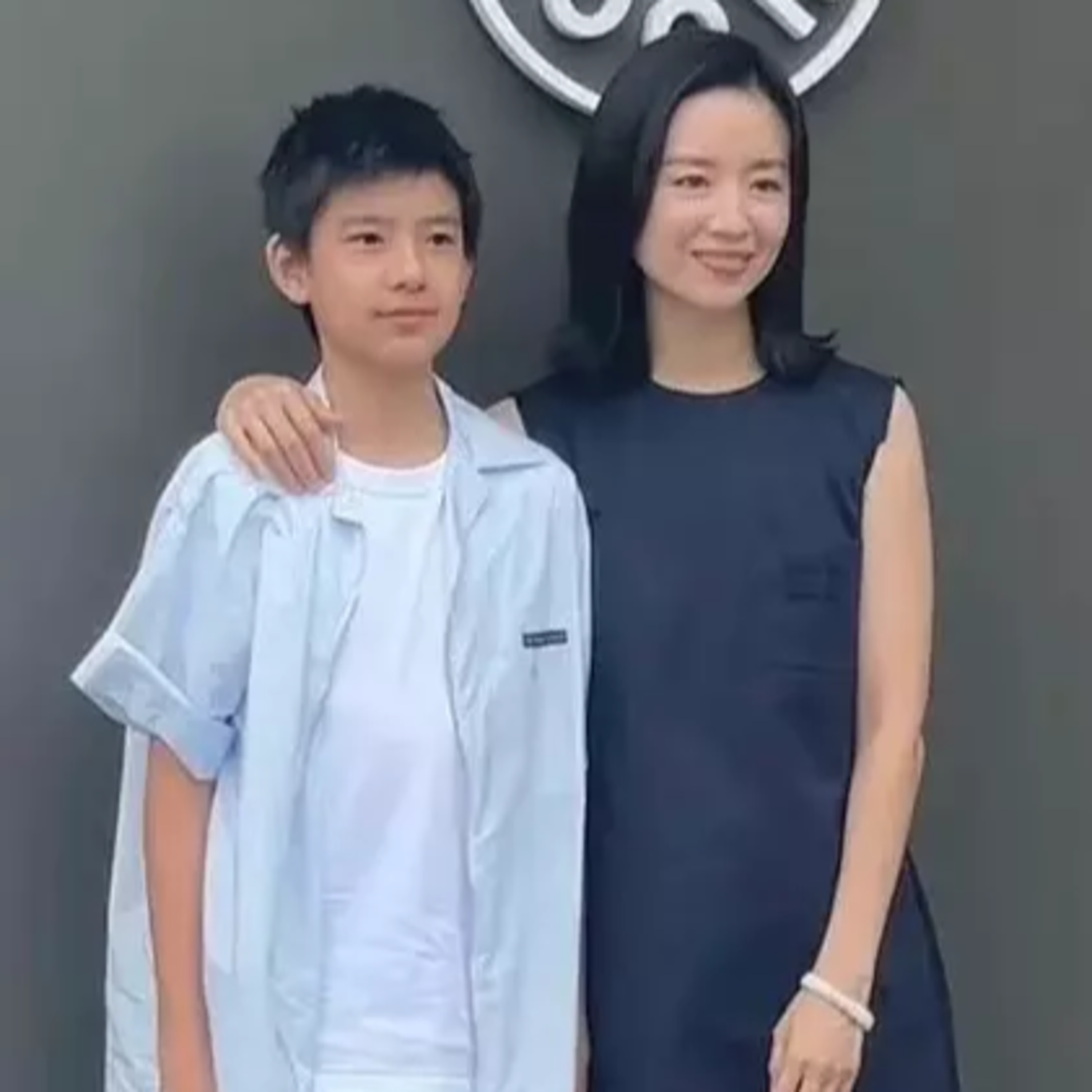 Đổng Khiết hiếm hoi lộ diện cùng con trai, quý tử được khen đẹp như Dương Dương episode artwork