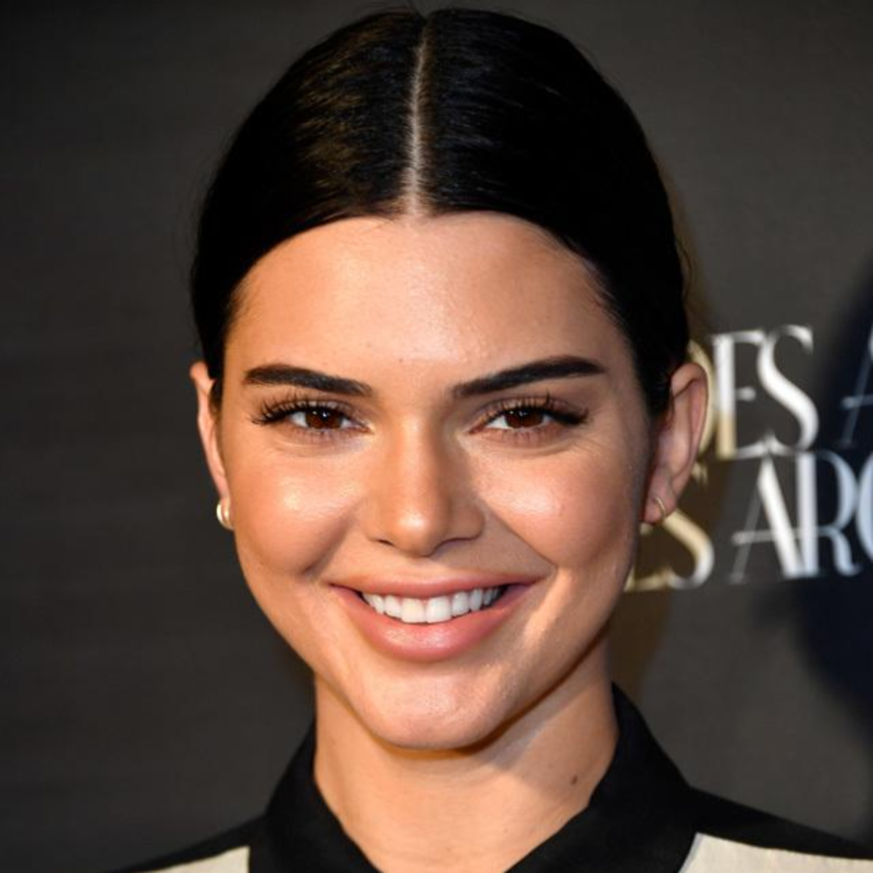 Kendall Jenner ngày càng xinh đẹp quyến rũ hậu chia tay, đi ăn cưới cũng chiếm spotlight episode artwork
