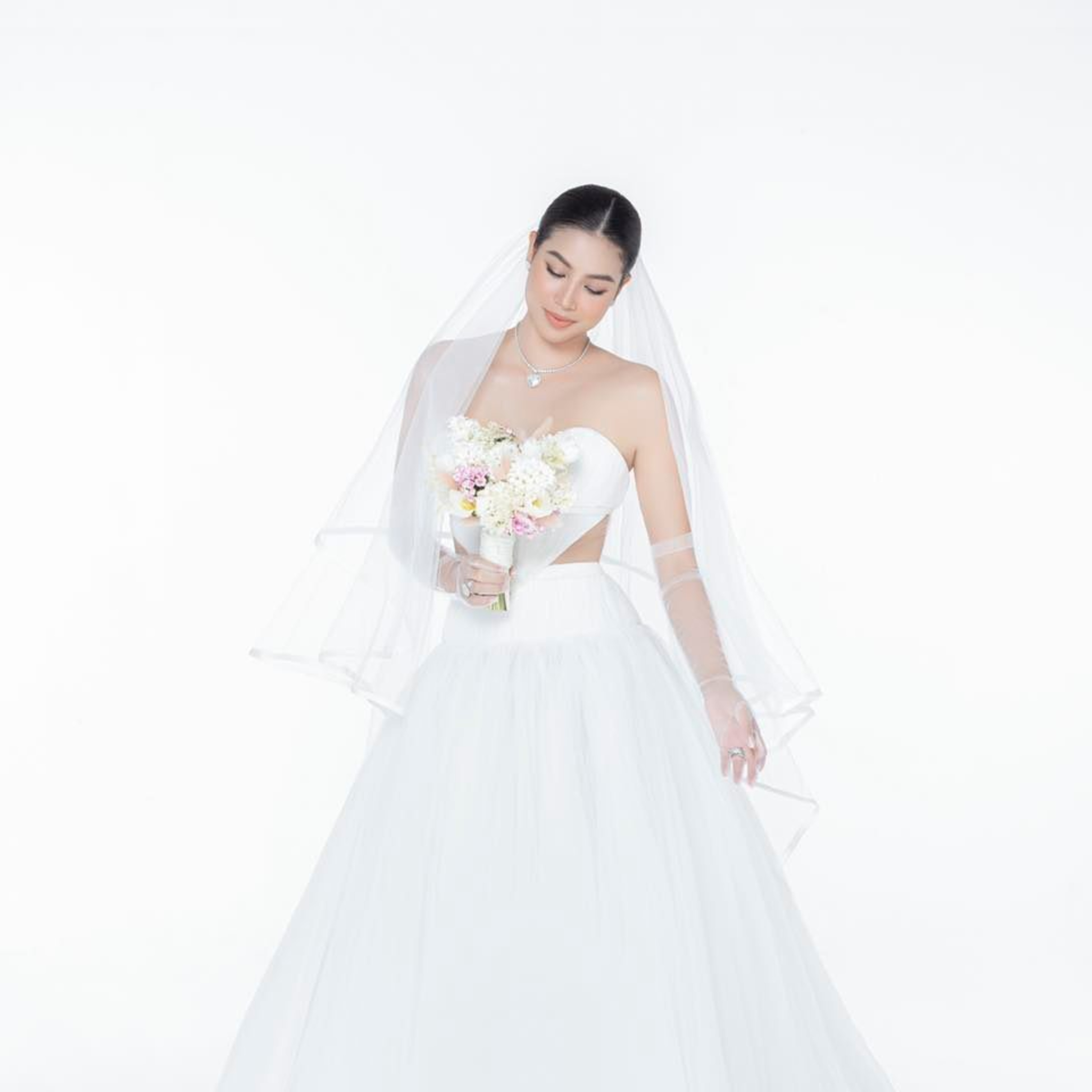 Phạm Hương chọn son đỏ, đẹp lộng lẫy trong váy cưới tinh khôi sau 4 năm sang Mỹ episode artwork