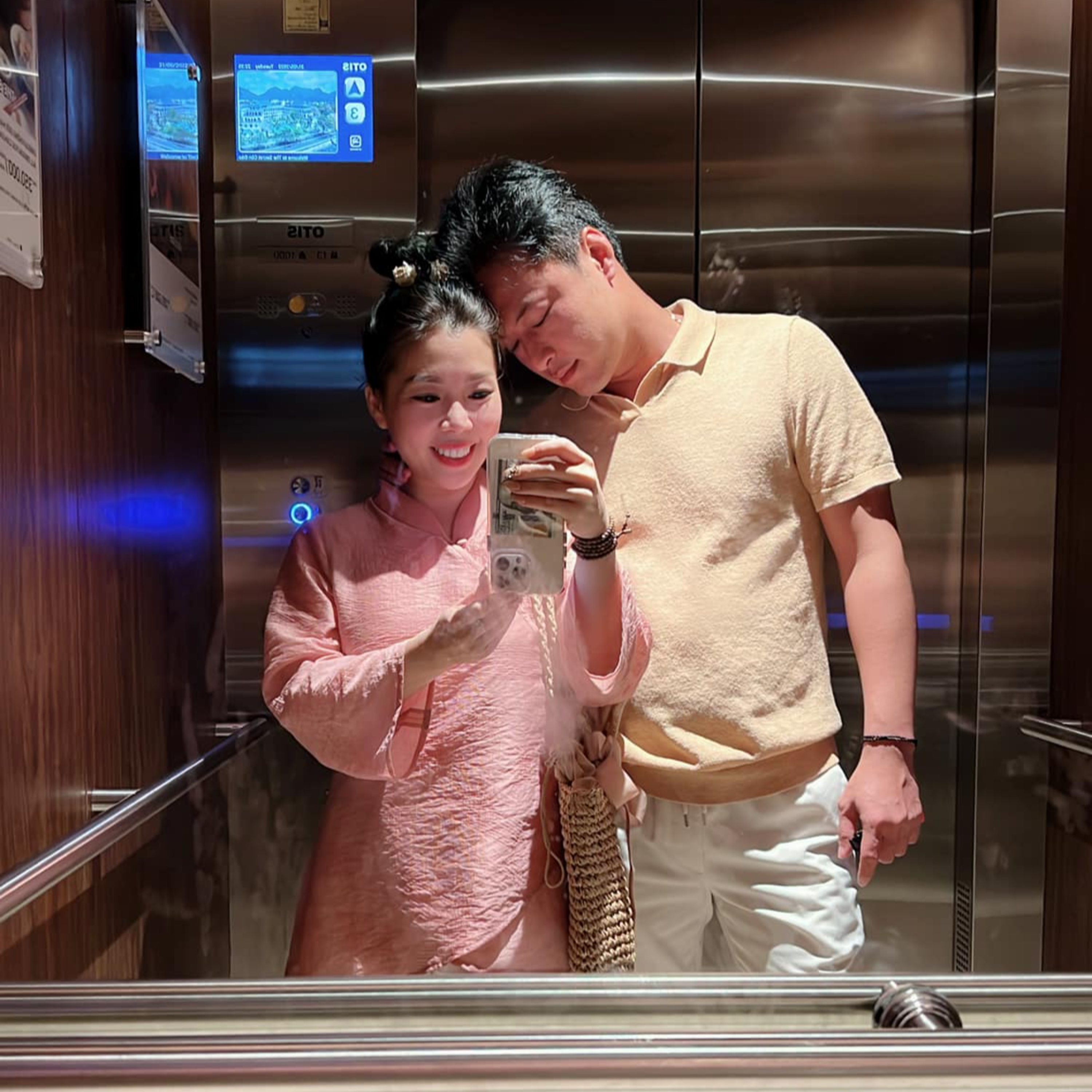 Bà xã Hồng Đăng lộ diện với vẻ ngoài đáng báo động giữa lúc chồng đang đợi tòa án xử vụ cưỡng bức episode artwork
