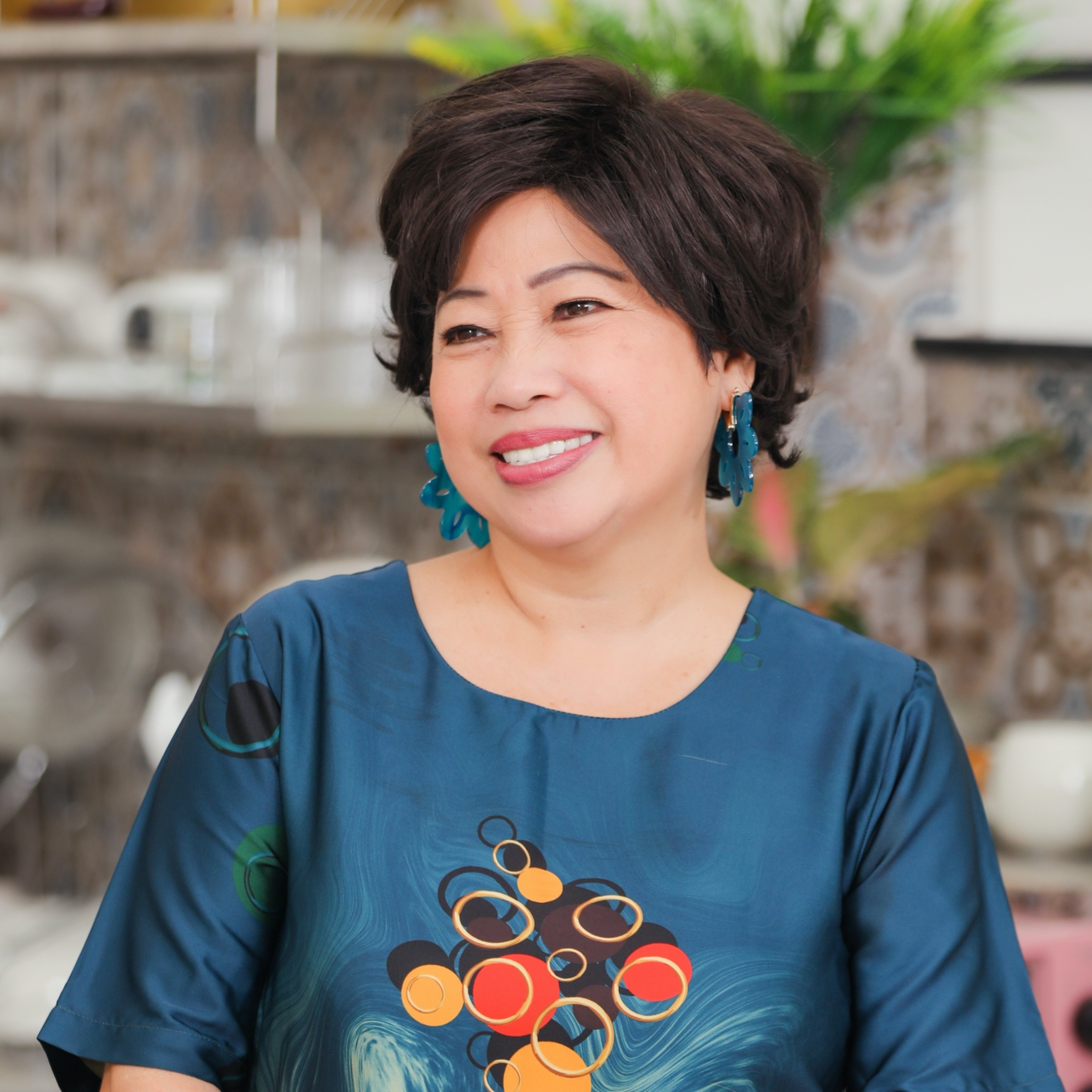 Phi Phụng - Nữ hoàng vai phụ: Nổi tiếng muộn, bán yaourt nuôi cả gia đình, từng nhắc nhở Trấn Thành episode artwork
