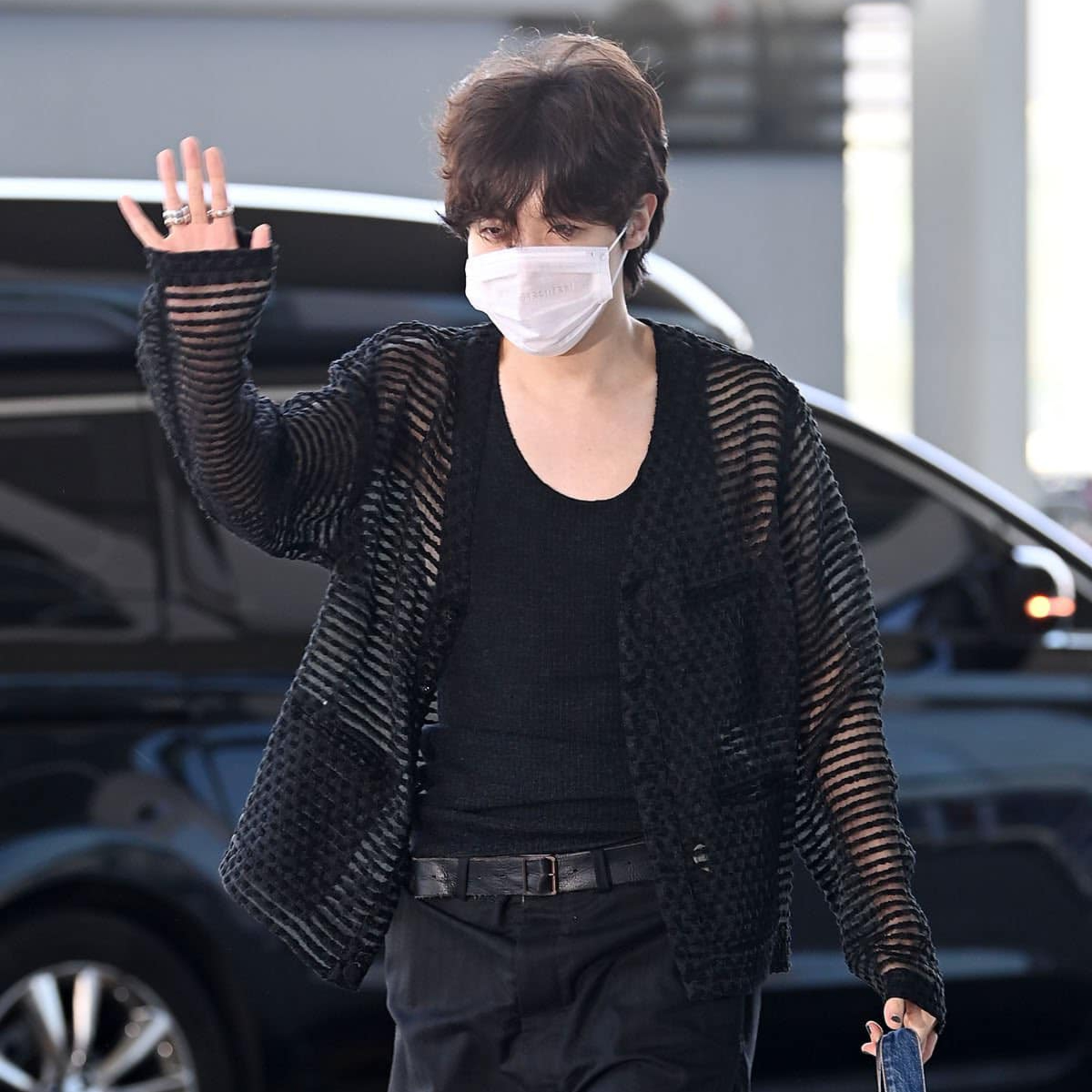 J-Hope (BTS) xuất hiện với diện mạo độc lạ, bay sang Mỹ diễn Lollapalooza episode artwork