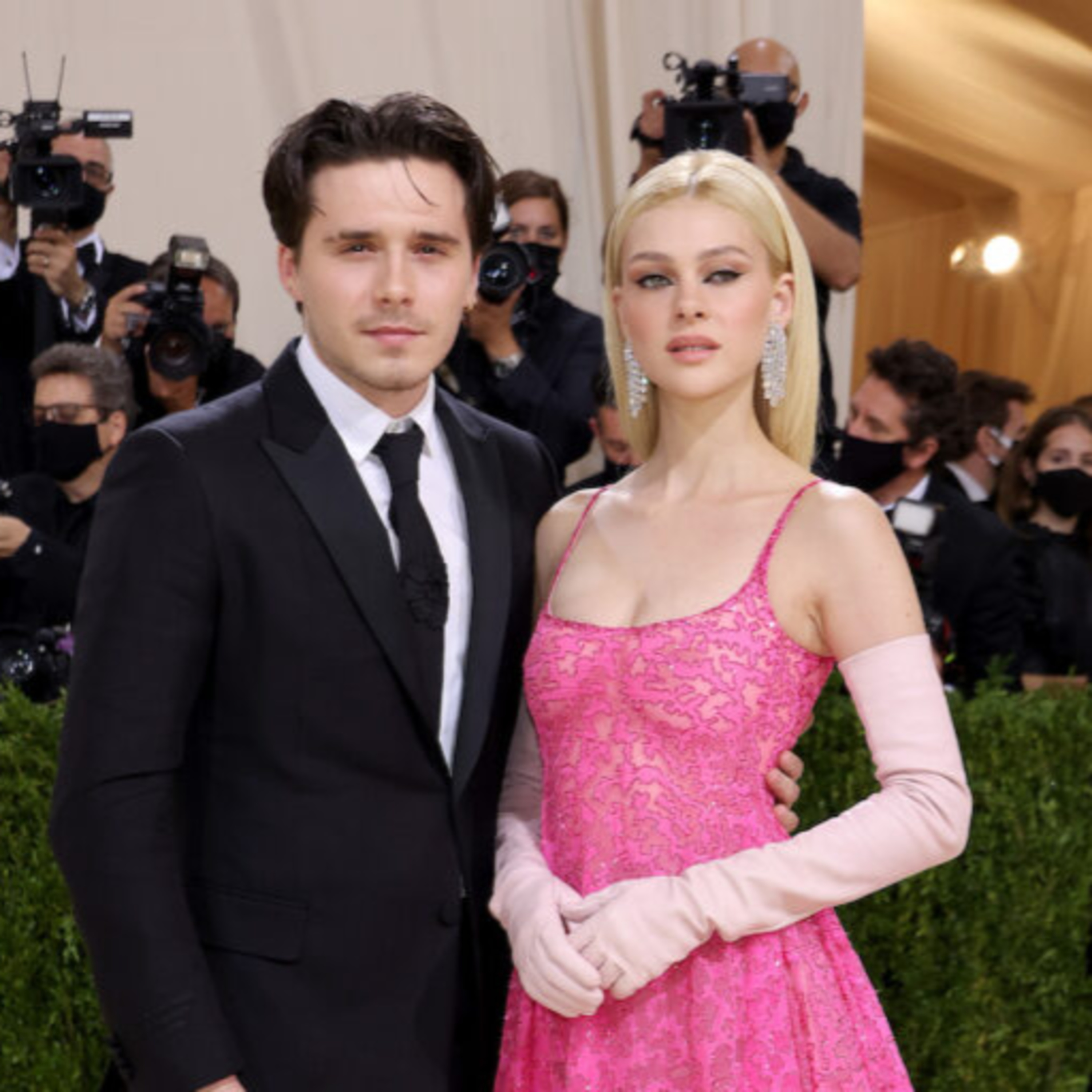 Victoria Beckham và con dâu Nicola Peltz bất hòa, không tương tác sau hôn lễ episode artwork