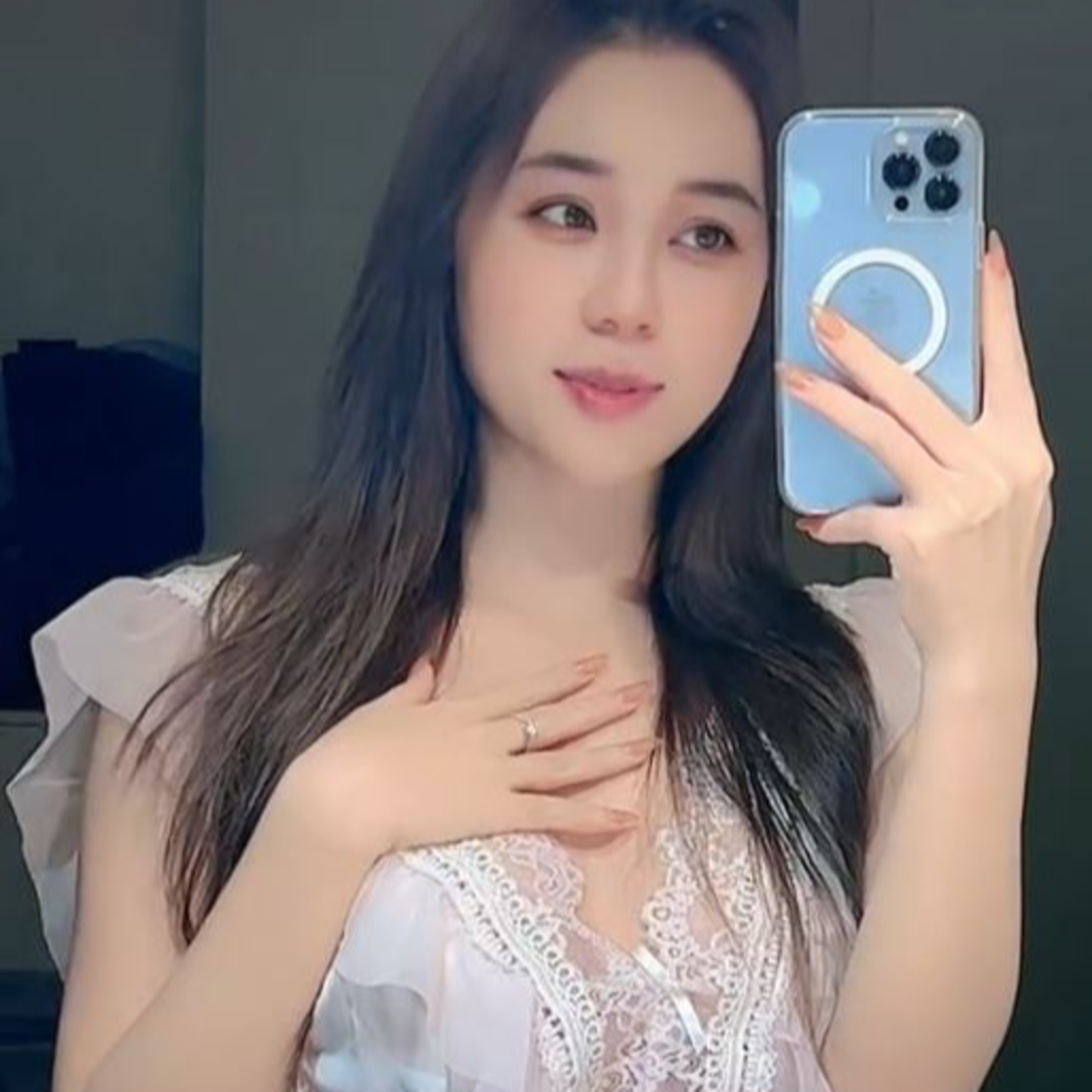 TikToker Hoàng Kim Chi dạo này toàn diện váy ngủ, đeo tai thỏ rồi uốn éo khiến fan la ó: ‘Mất chất’ episode artwork
