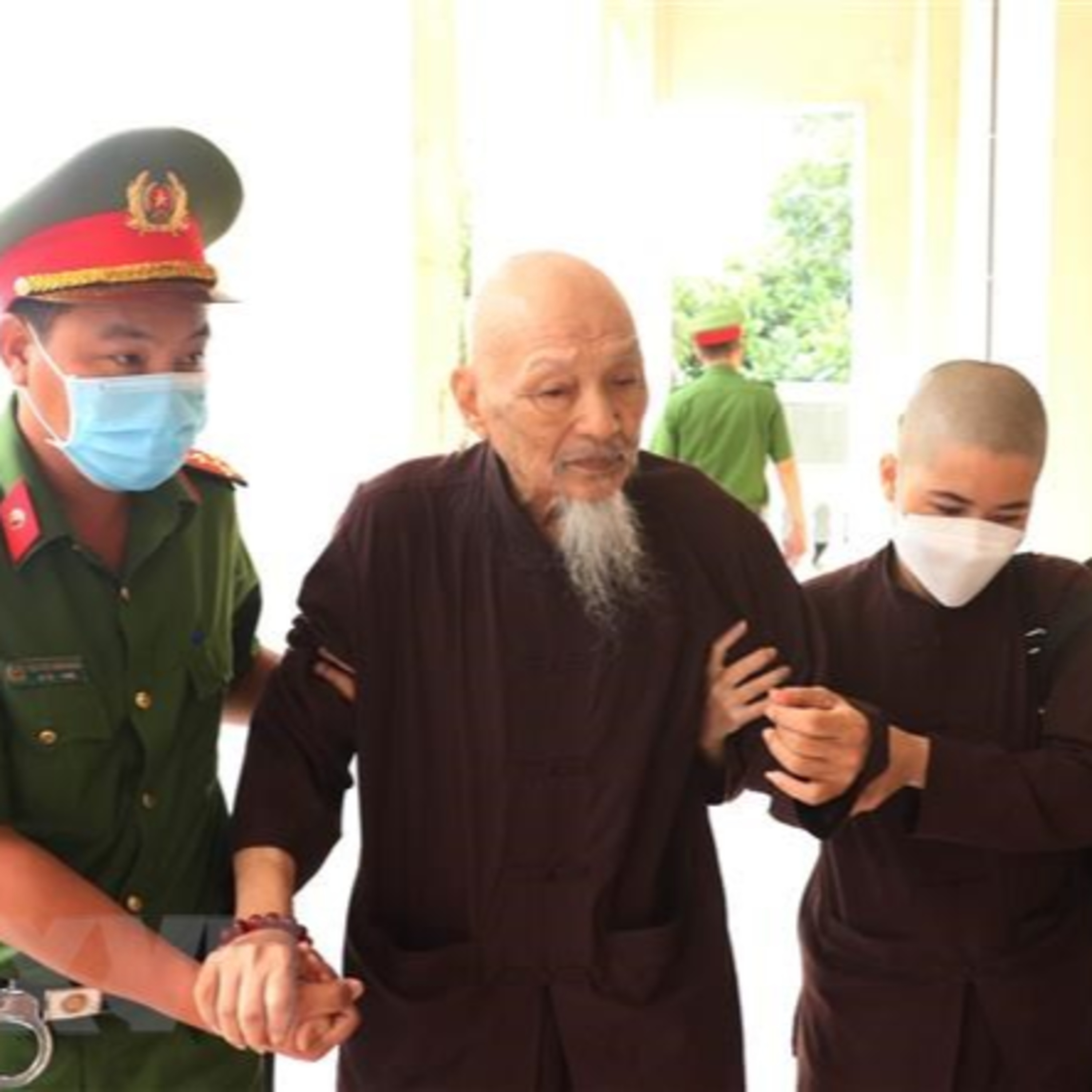 Lê Tùng Vân lớn giọng xúc phạm Thượng tọa Thích Nhật Từ giữa phiên tòa, gây sốc vì quá thô tục episode artwork