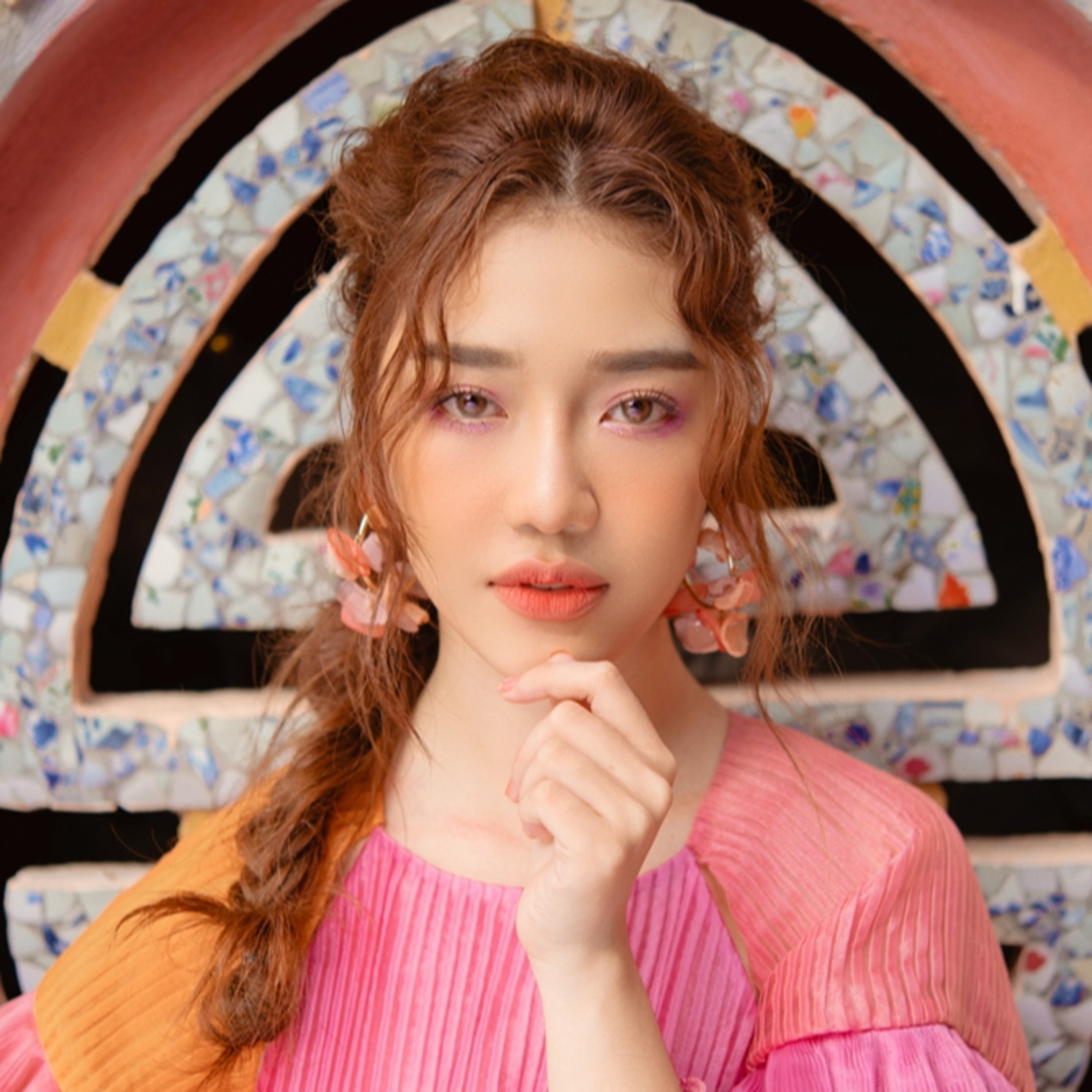 Hoàng Duyên - Ca sĩ Gen Z thoát khỏi cái bóng Hoàng Thuỳ Linh, AMEE nhờ mê đắm Sài Gòn episode artwork
