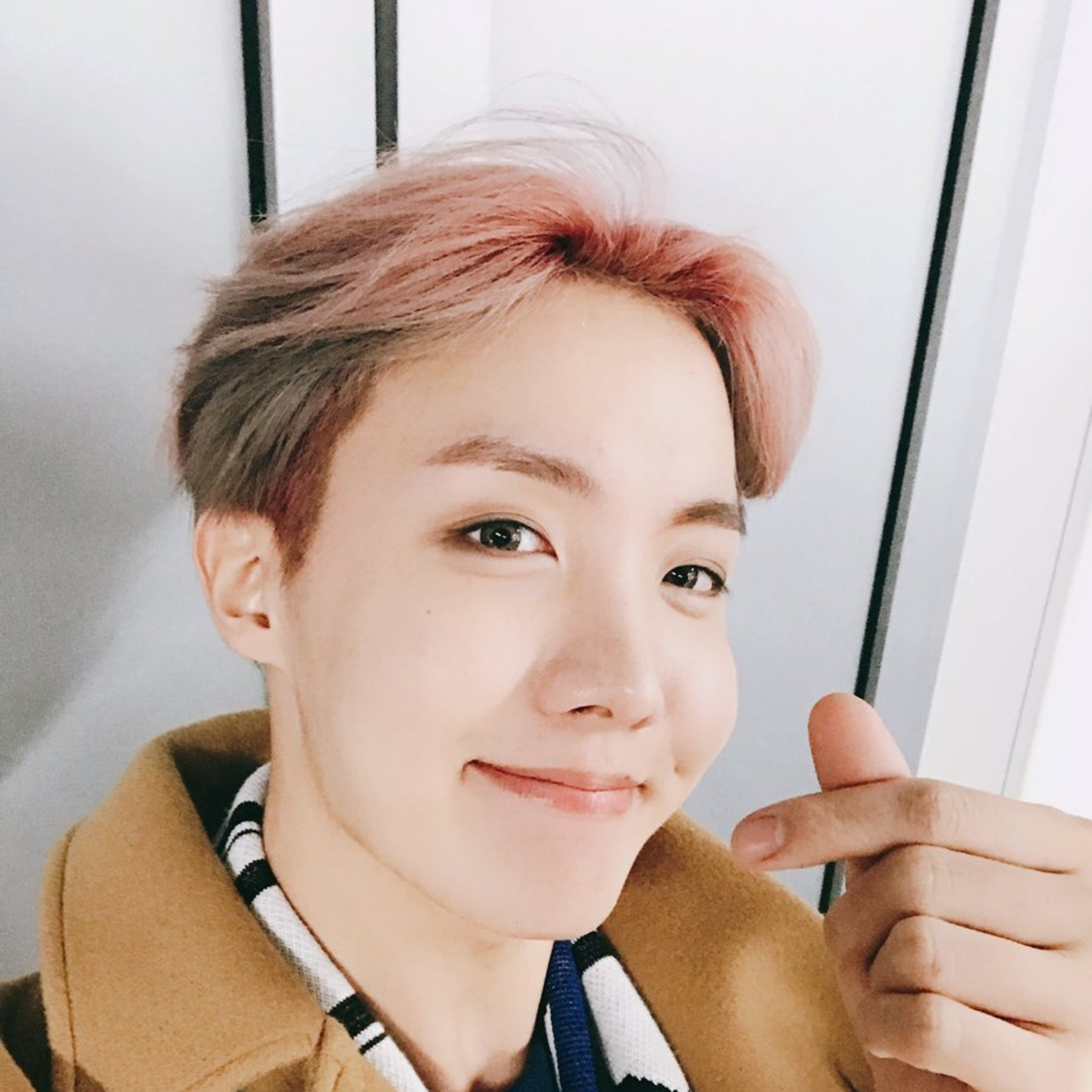 J-Hope quên mời IU đến tiệc mừng album, bối rối vì bị đàn chị "hỏi tội" trên chương trình episode artwork