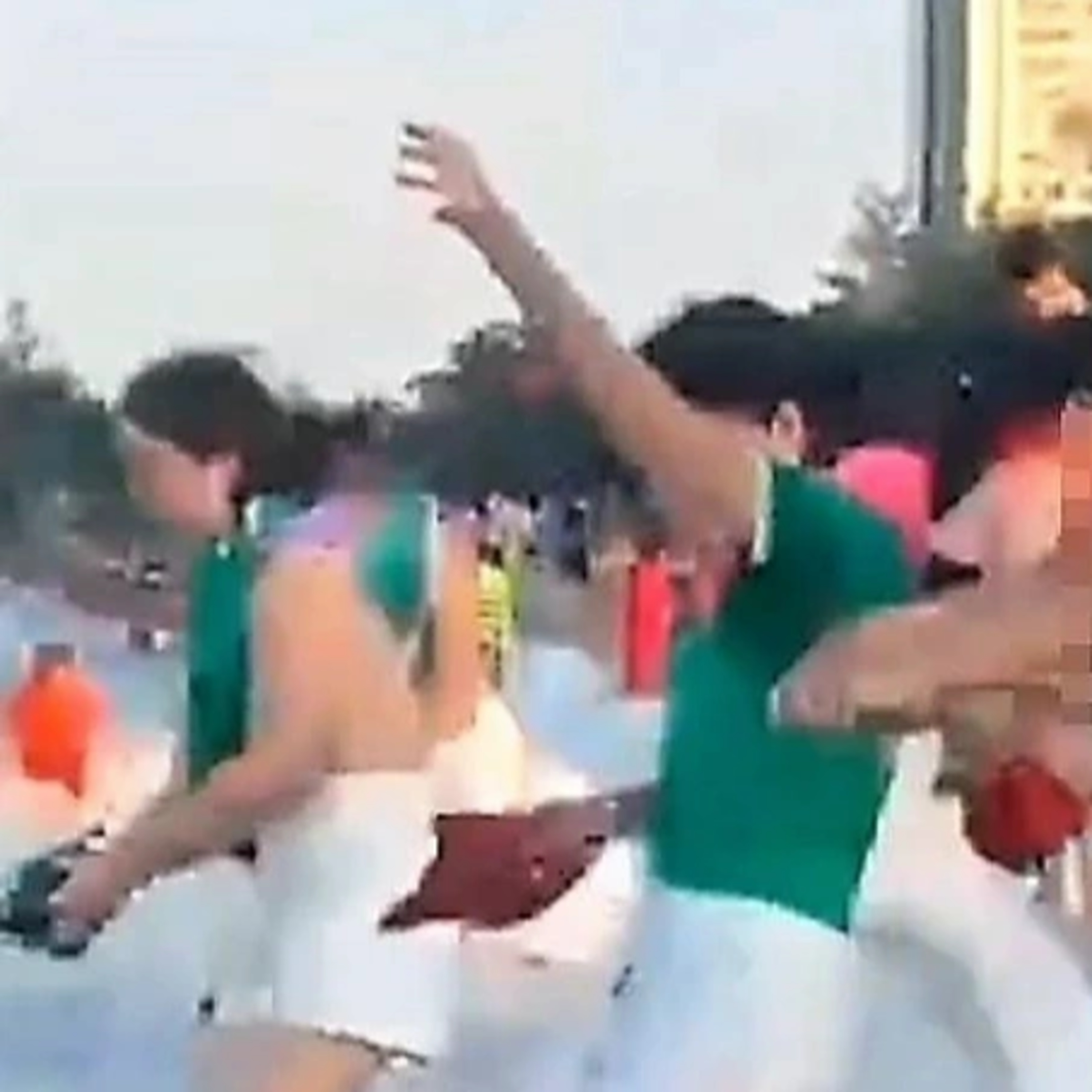 Nhà văn Song Hà “mắng” phụ nữ cởi coóc-xê ở team building: “Siêu phẩm bụng cóc, xúc phạm khán giả”	 episode artwork