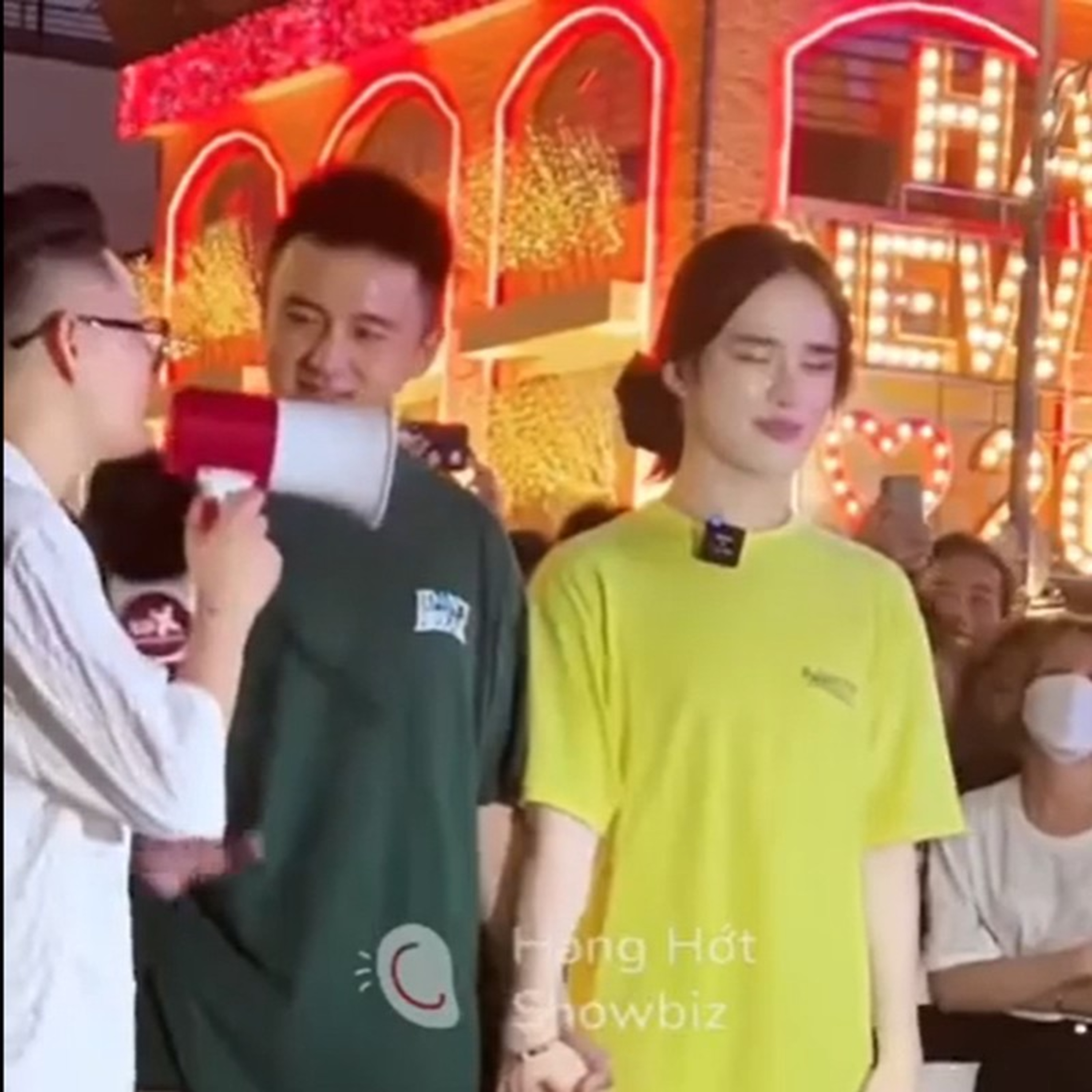 Trai đẹp bế bổng Trần Đức Bo tại phố đi bộ đã có người yêu cùng giới episode artwork