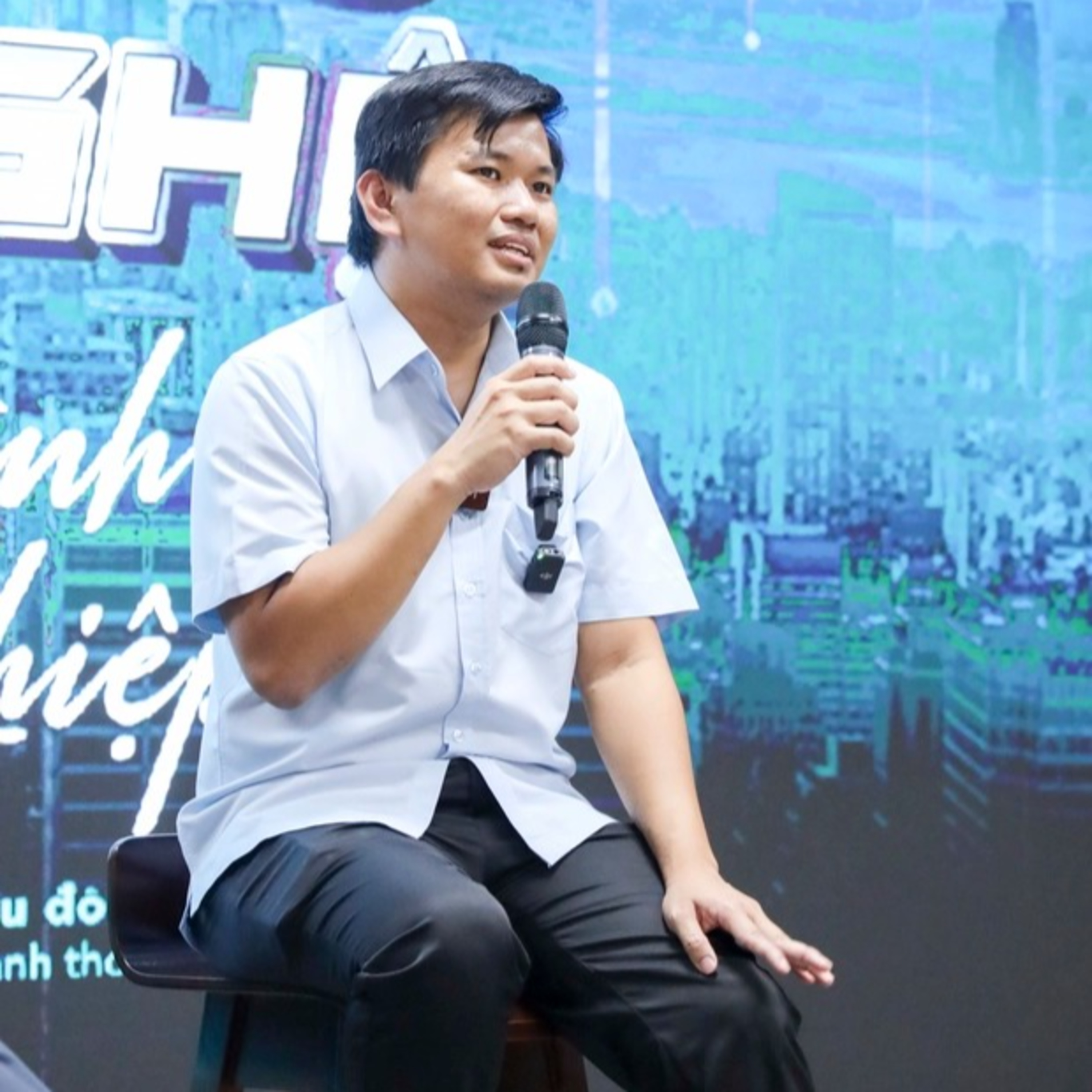 Vương Phạm từng “ở tận đáy xã hội”, khẳng định 70.000 đô/năm đủ sống, không thích đấu đá episode artwork
