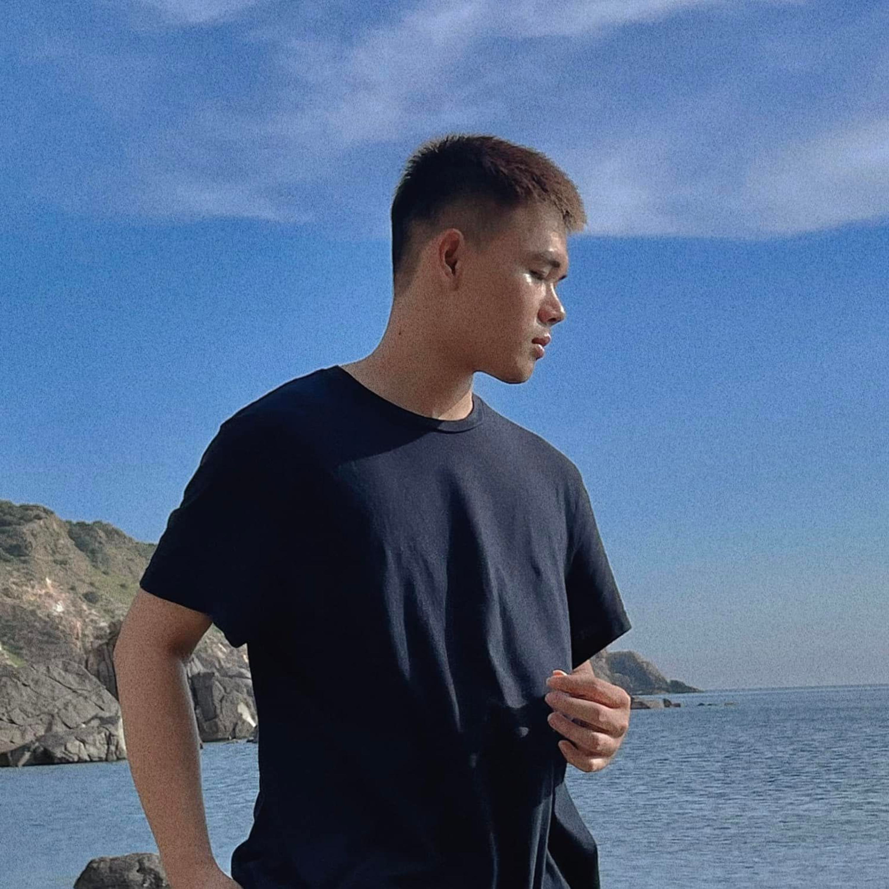 Hoa hậu Thùy Tiên được trai đẹp cõng trên lưng, Quang Linh Vlog đã thấy và đánh giá? episode artwork